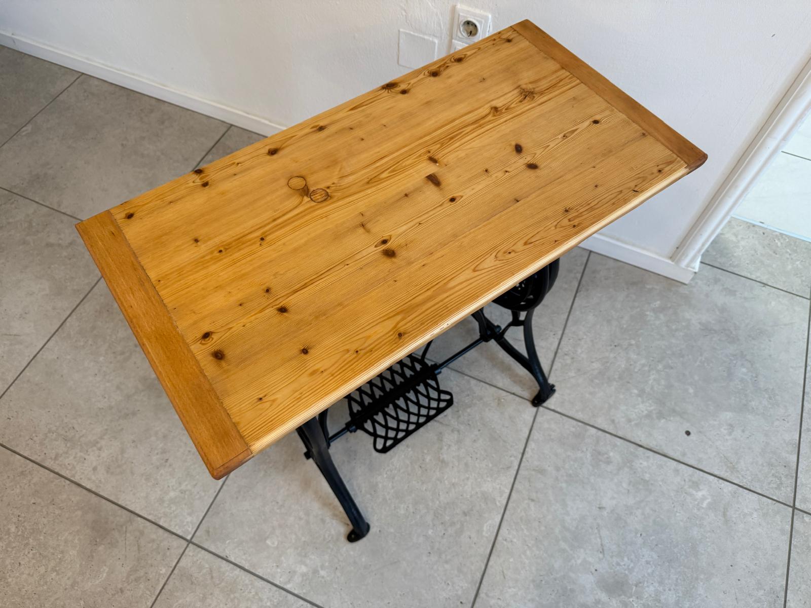 Bäuerlicher Tisch Nähmaschinentisch Gusseisern G2019