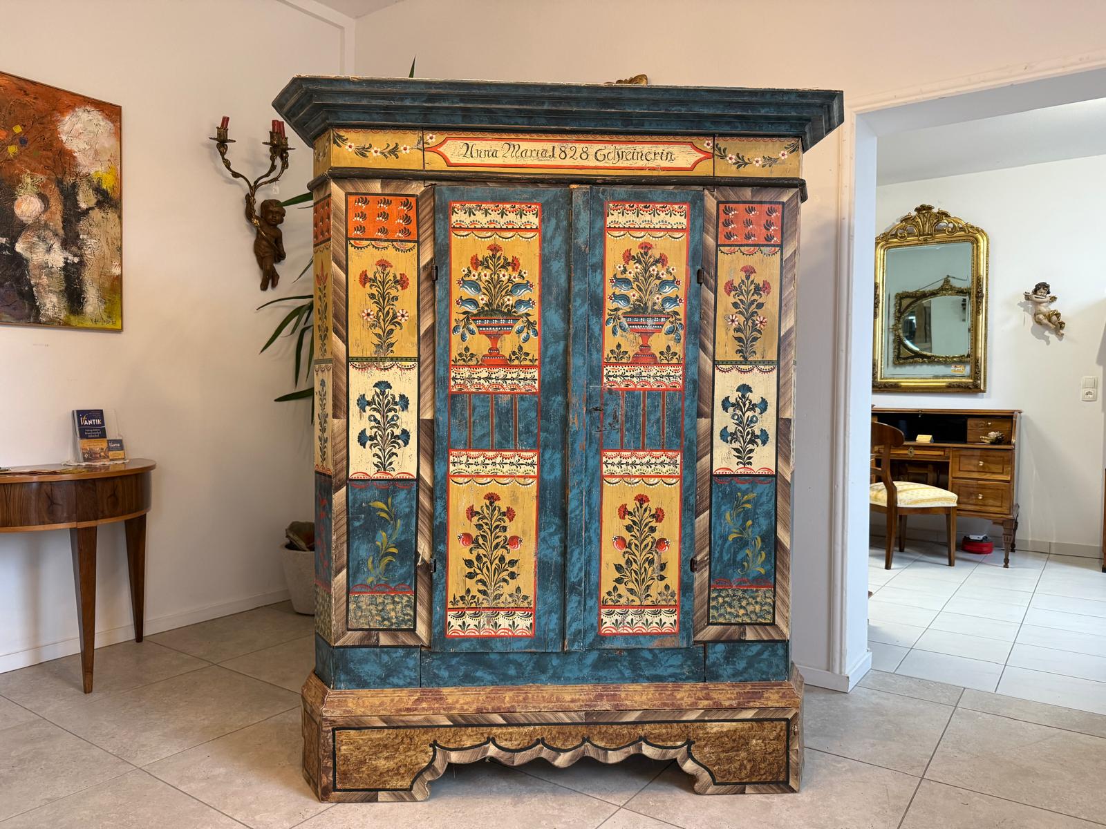 Handbemalter Bauernschrank mit Blumendekor, antiker Bauernkasten G2308