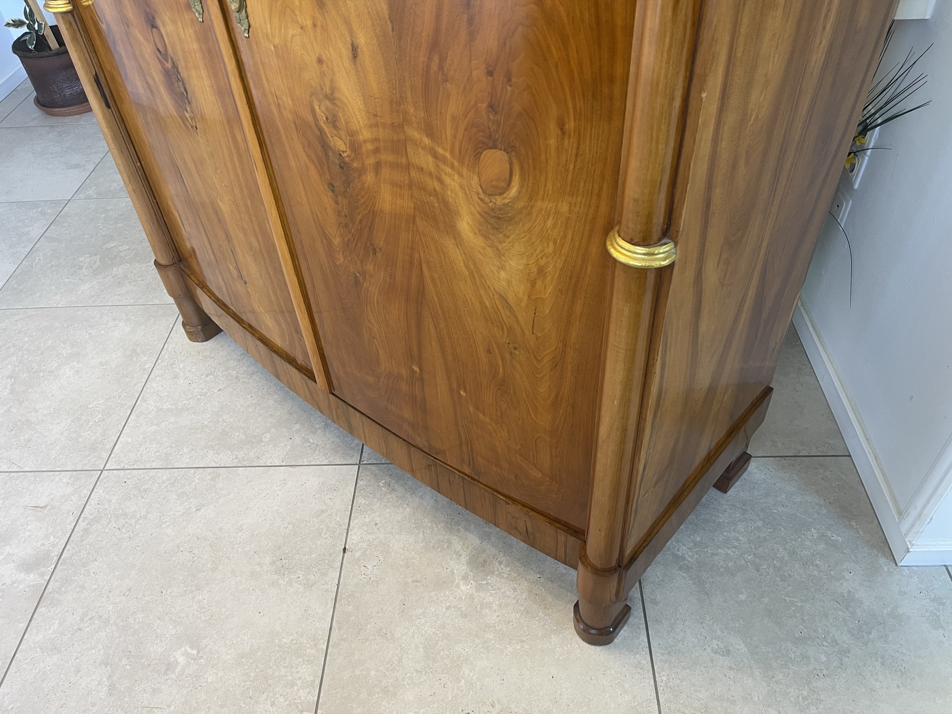 IMG_9646G0iUSEwn150H9 Altrestaurierter Empire Säulenschrank Kleiderkasten Nussholz A4468