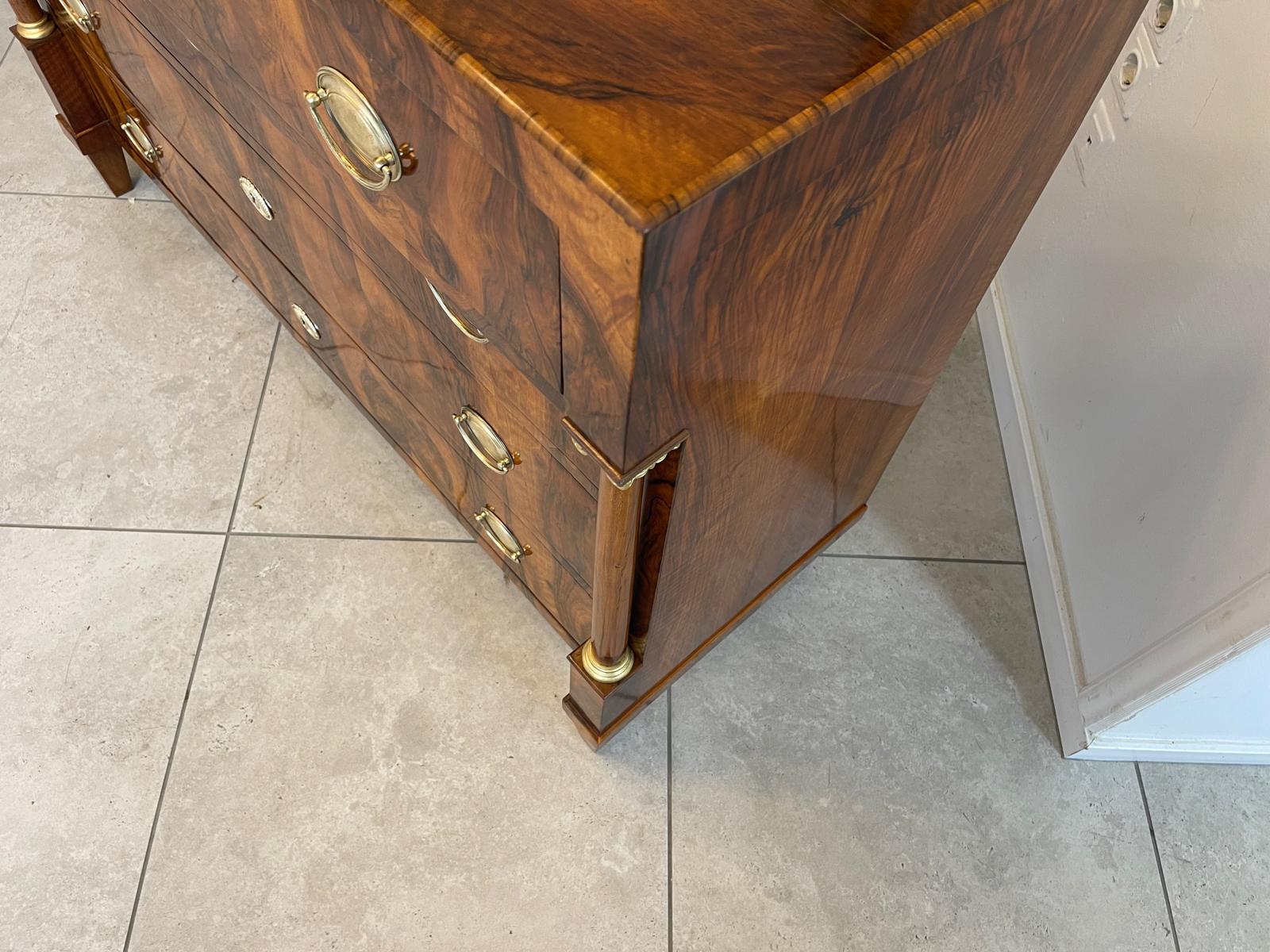 Restaurierte Nussholzfurnierte Empire Kommode Antiquität Säulenkommode G1188