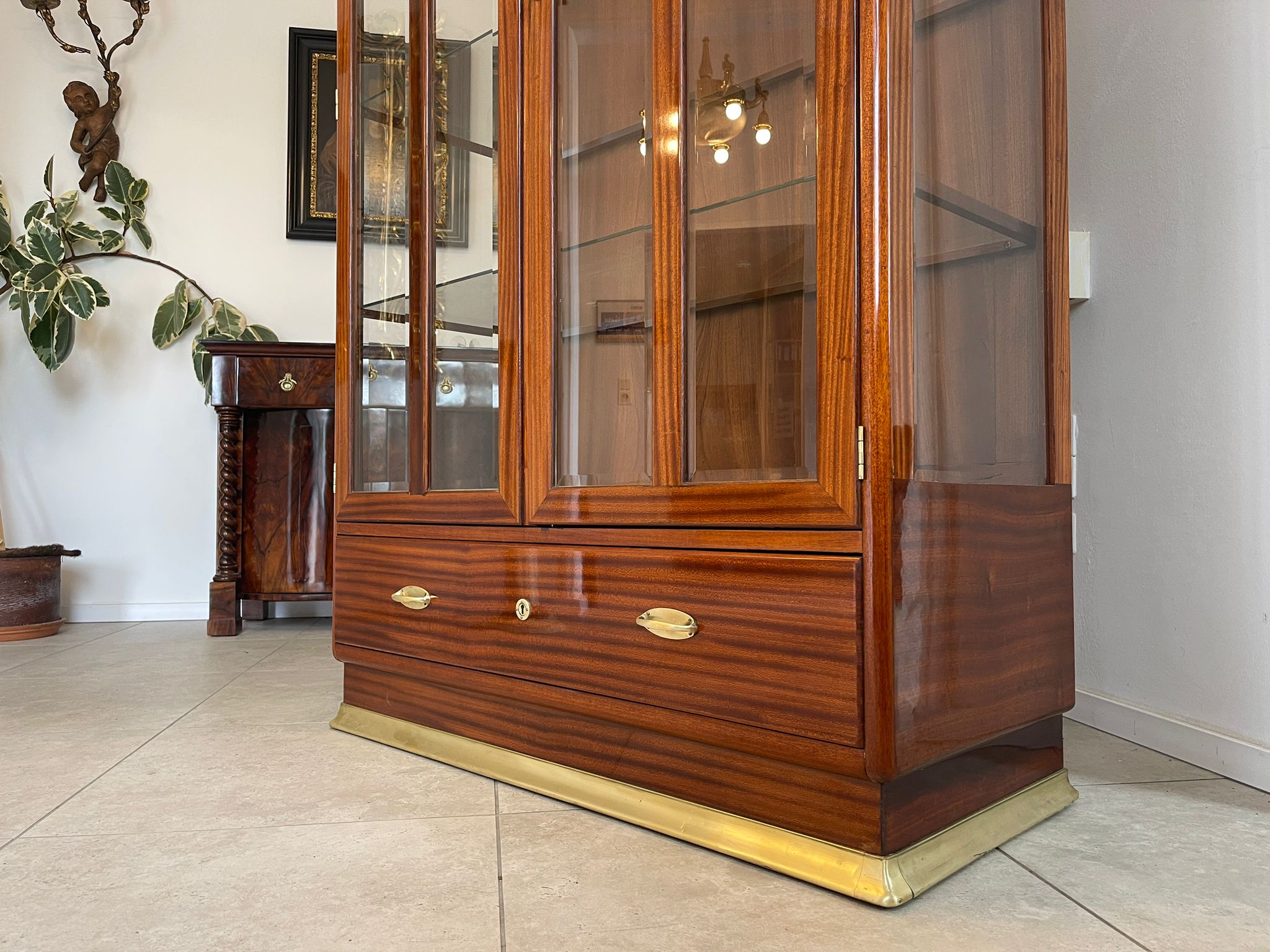 65958f47-406f-41d6-9b36-8904aaf769d0 Restaurierter Jugendstil Glasschrank Bücherschrank Vitrinenschrank A4930