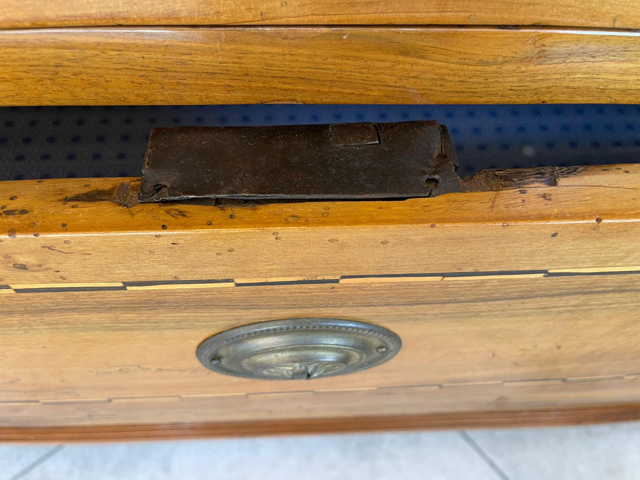 38f9533d-983a-4173-8aca-4cea13f5b057 Sale Marketierte Josefinische Kommode A4691