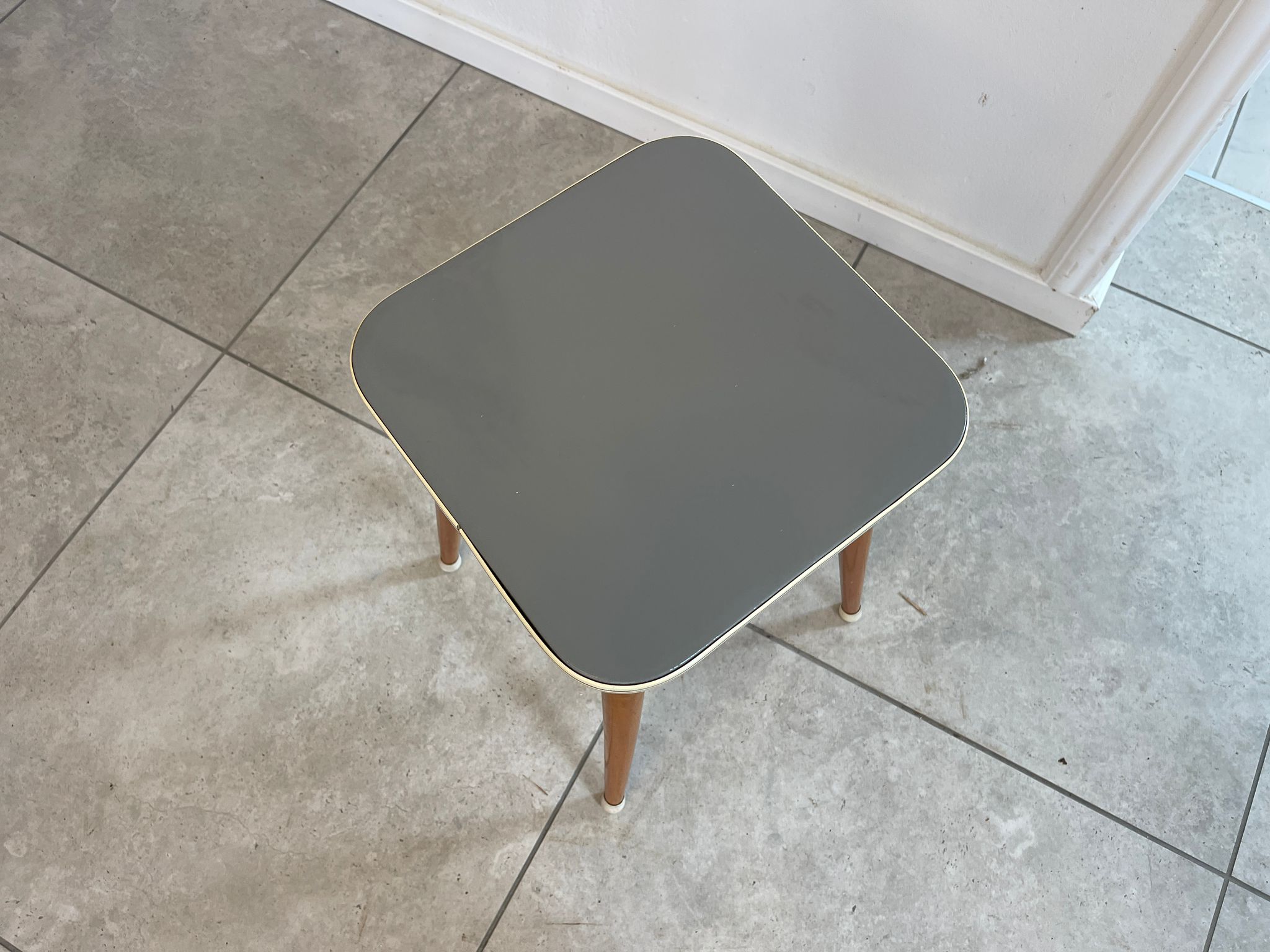 2d1aa864-a2e4-4d82-bd99-b022e80aaa9a 50er Jahre massiv Hocker, Dreibein Beistelltisch Mid Century, stabil, zierlich A4869