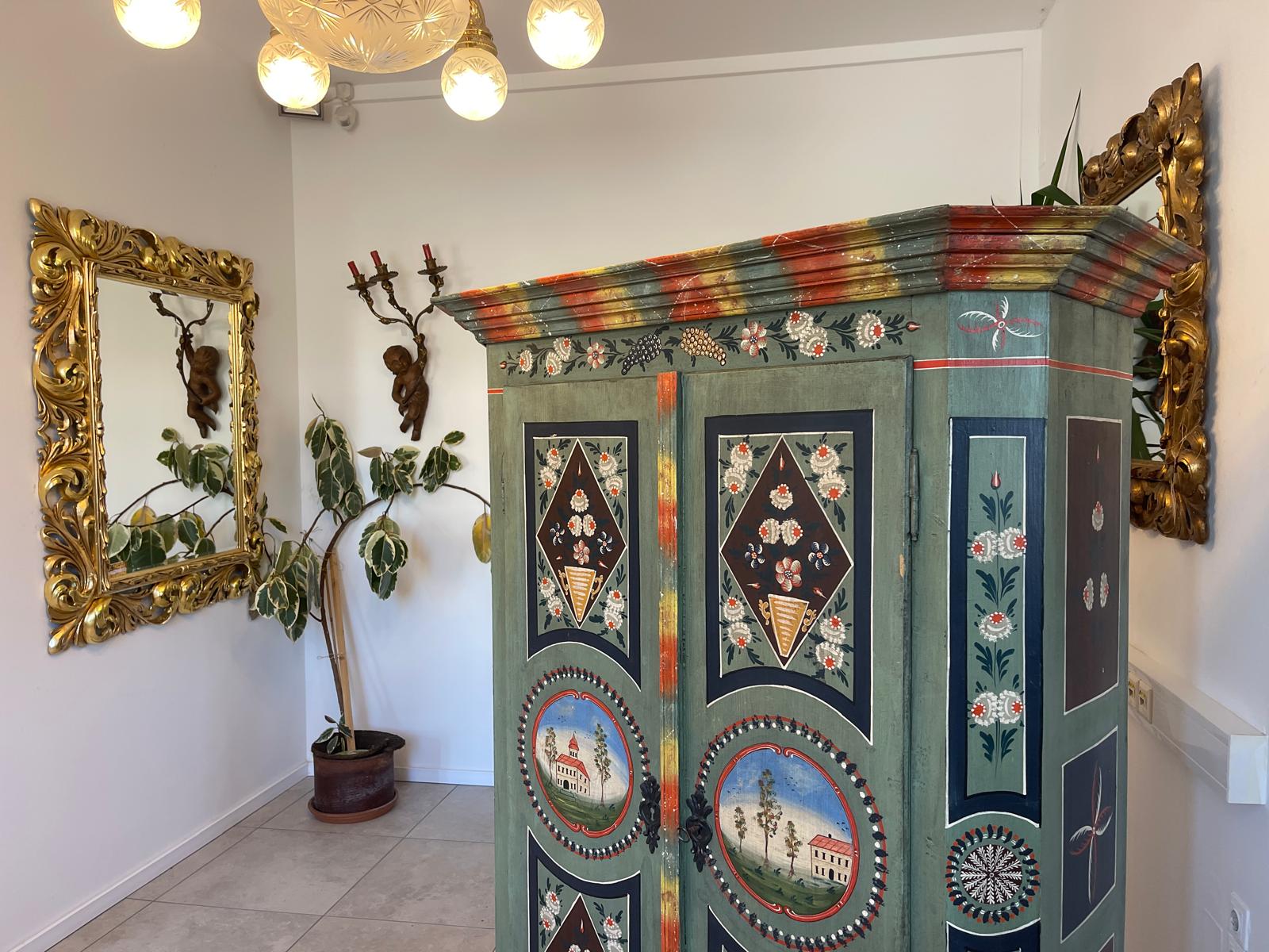 Handbemalter Bauernschrank mit Blumendekor, antiker Bauernkasten G1306