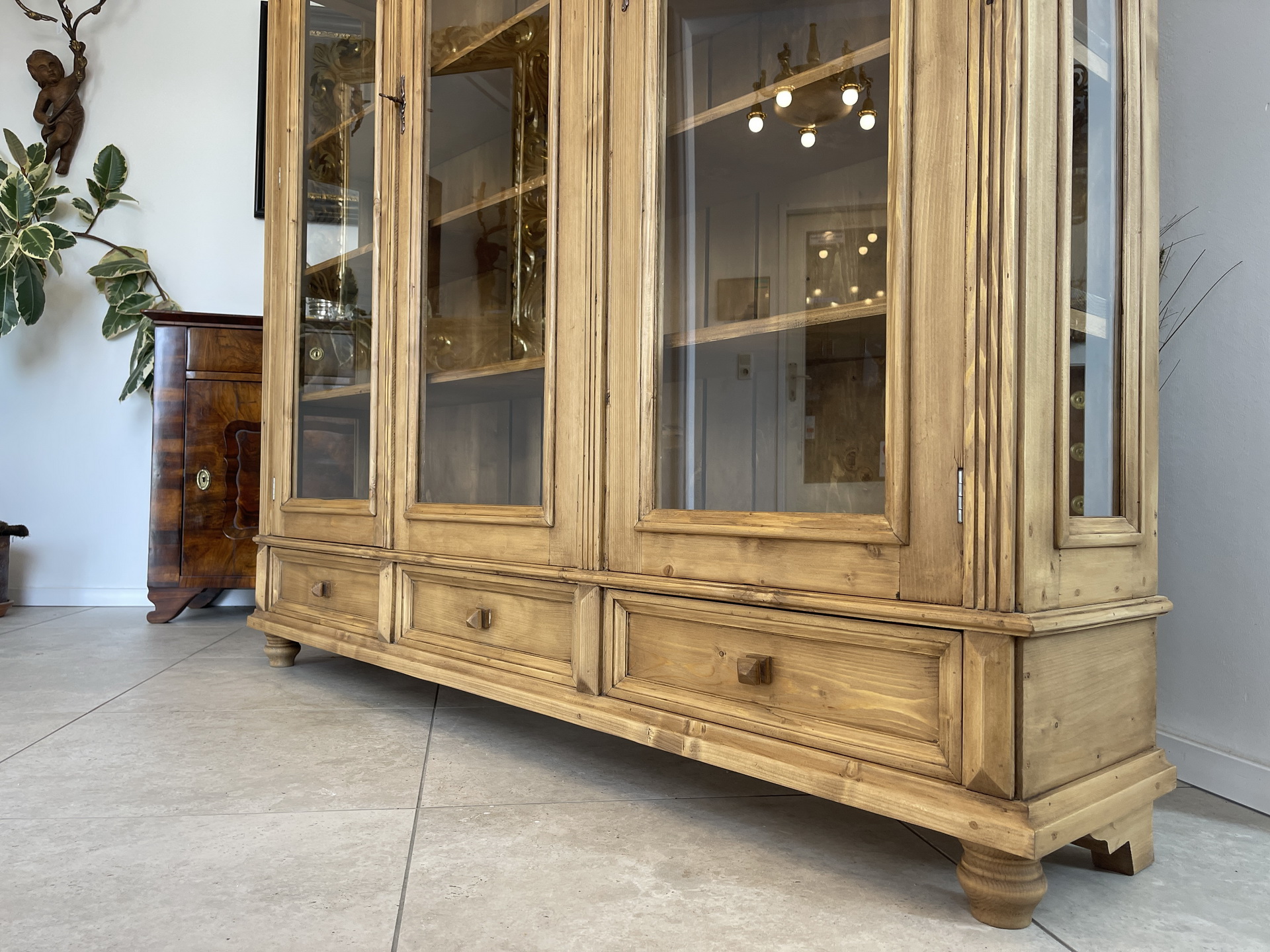 barock_60 Große Vitrine Bauernvitrine Naturholz Bücherschrank A4260