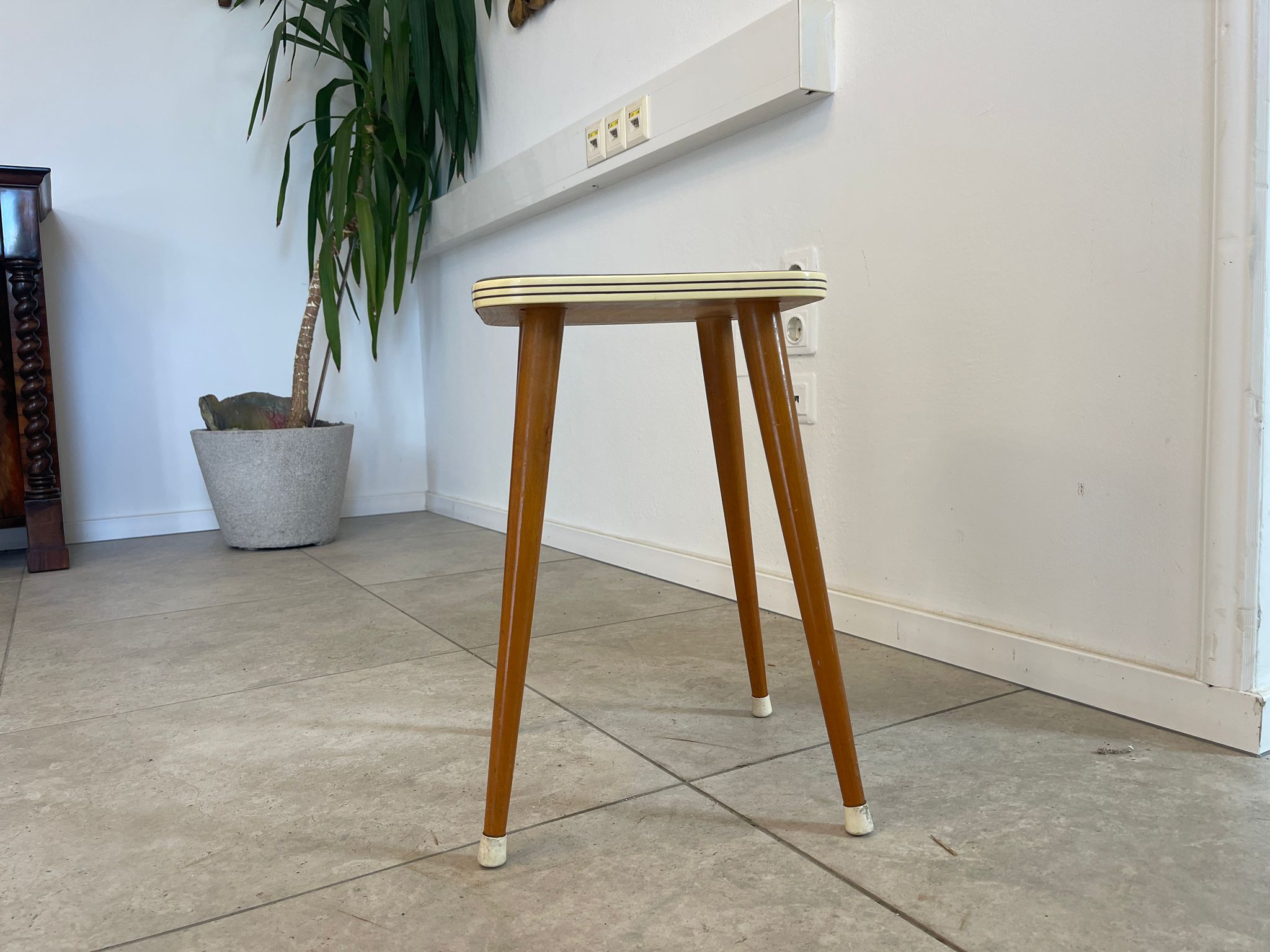 28b91a32-503c-45a7-ae4f-0ee57f63257b 50er Jahre massiv Hocker, Dreibein Beistelltisch Mid Century, stabil, zierlich A4869
