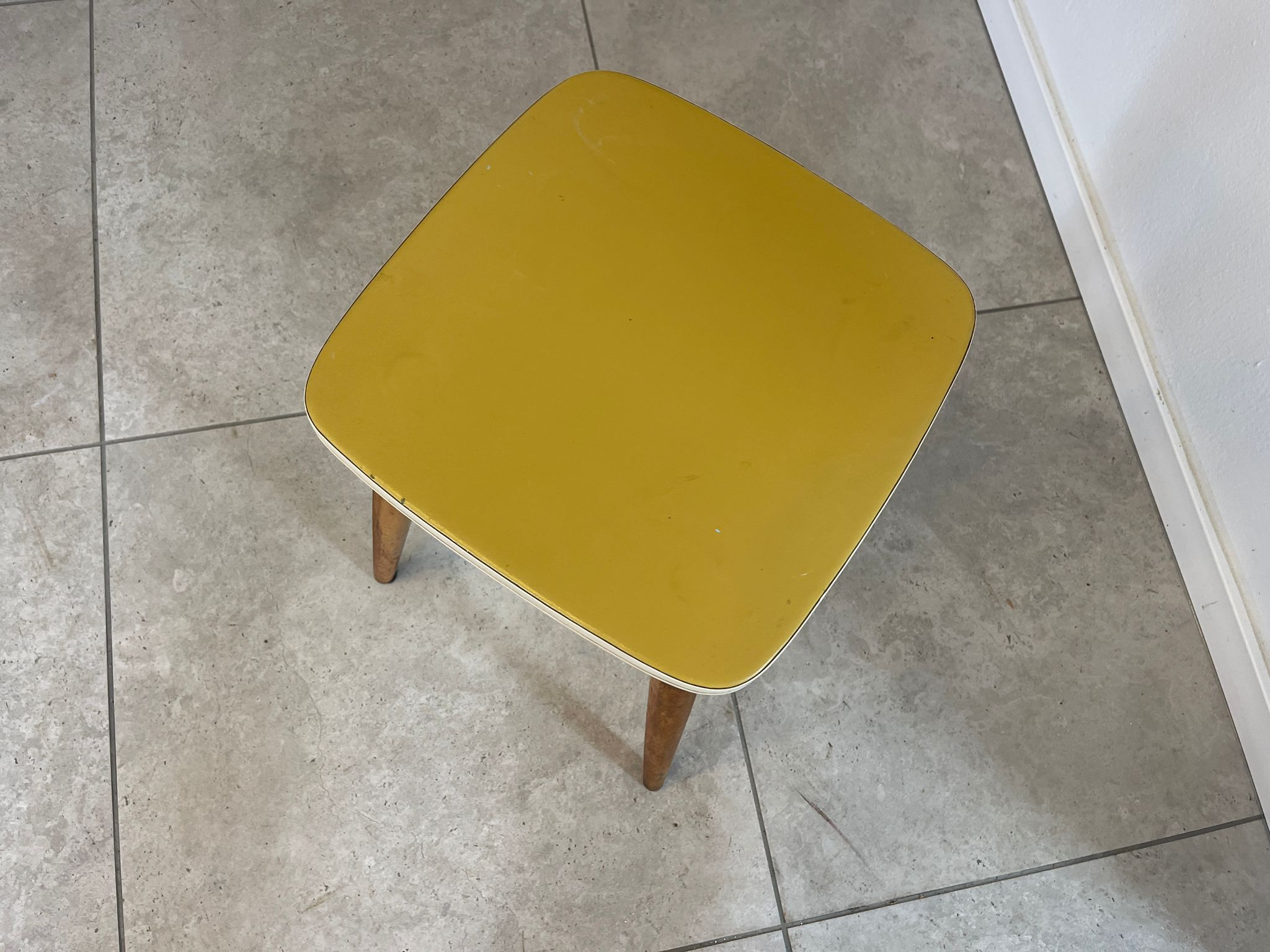 5e374599-befb-4970-8549-361ab6adfb78 50er Jahre massiv Hocker, Hocker, Dreibein Beistelltisch, Mid Century A4867