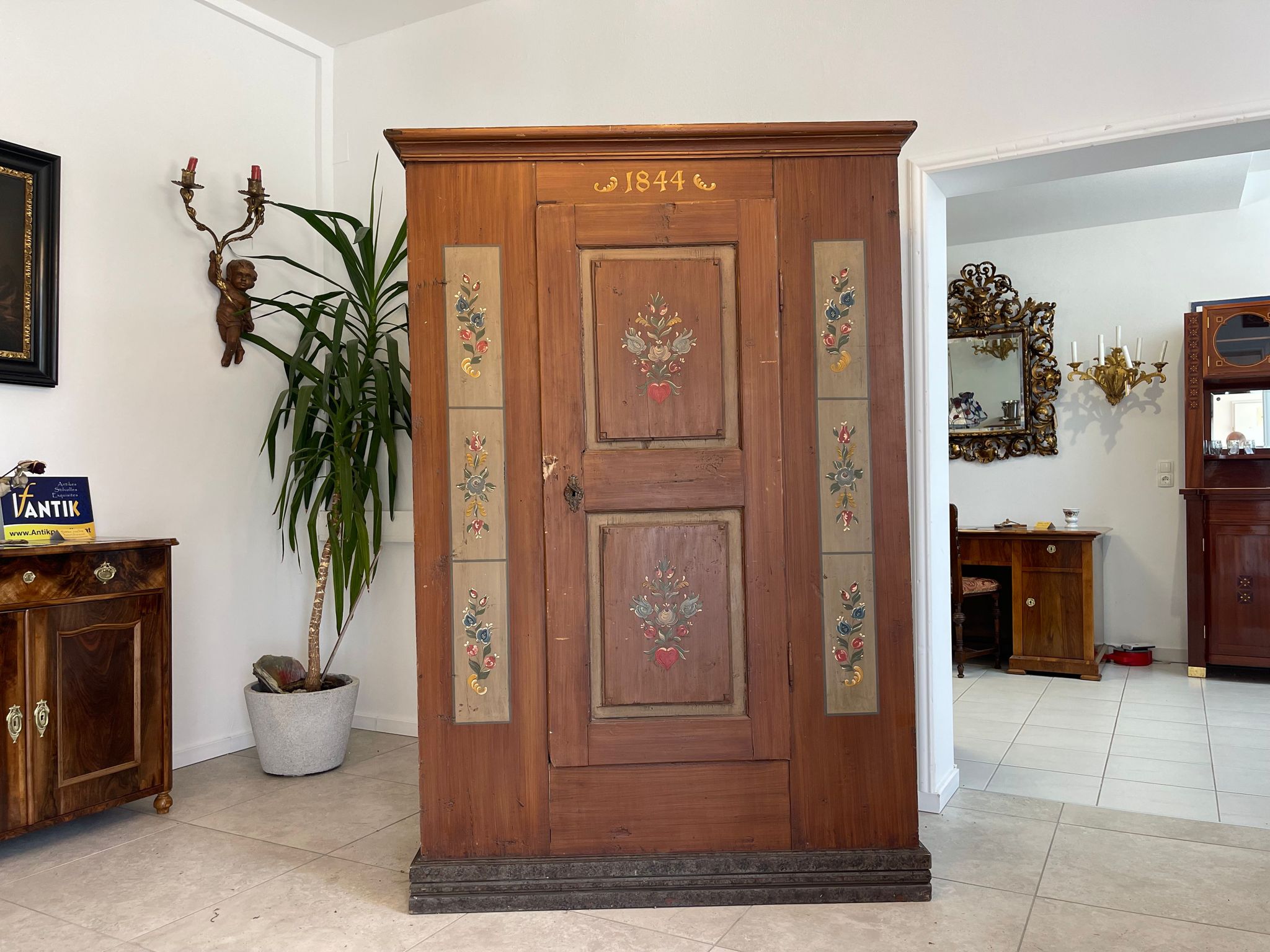 55CEAA34-7058-430F-B1FE-F76B03C0DA30 Antiker Bauernschrank 1844, bemalt, provinziell, Holz, W1794