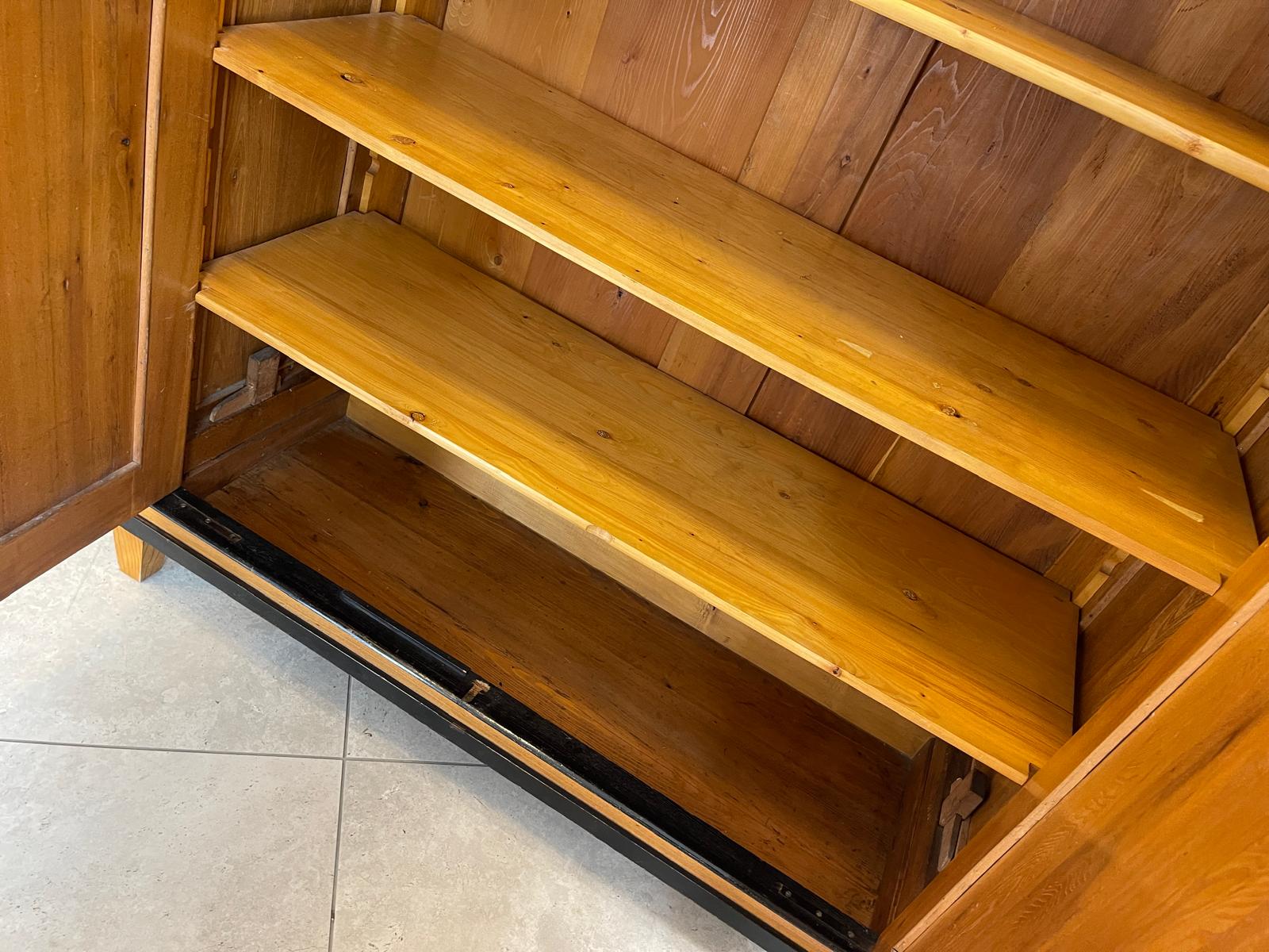 Originaler Biedermeier Schrank mit Nussholz-Furnier Kleiderstange G1513