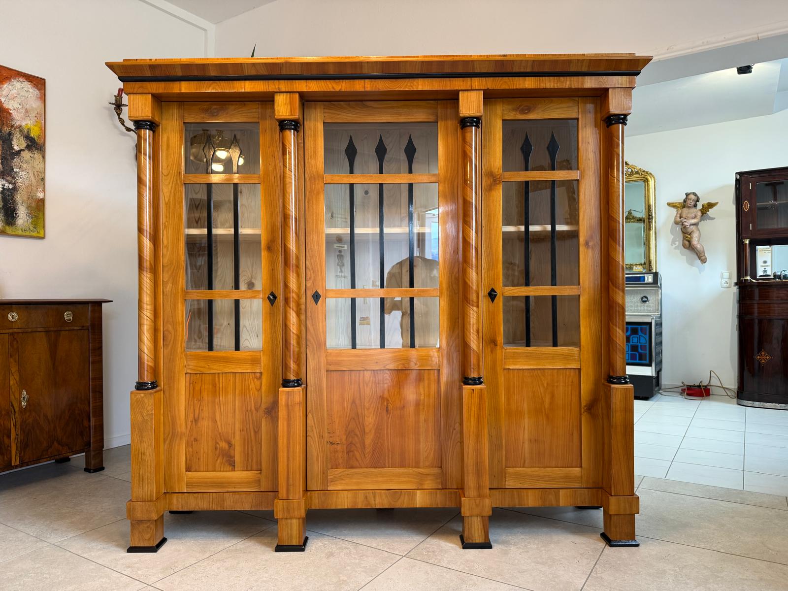 Biedermeier Vitrine  Bücherschrank Restauriert Nussbaum SALE D2295  