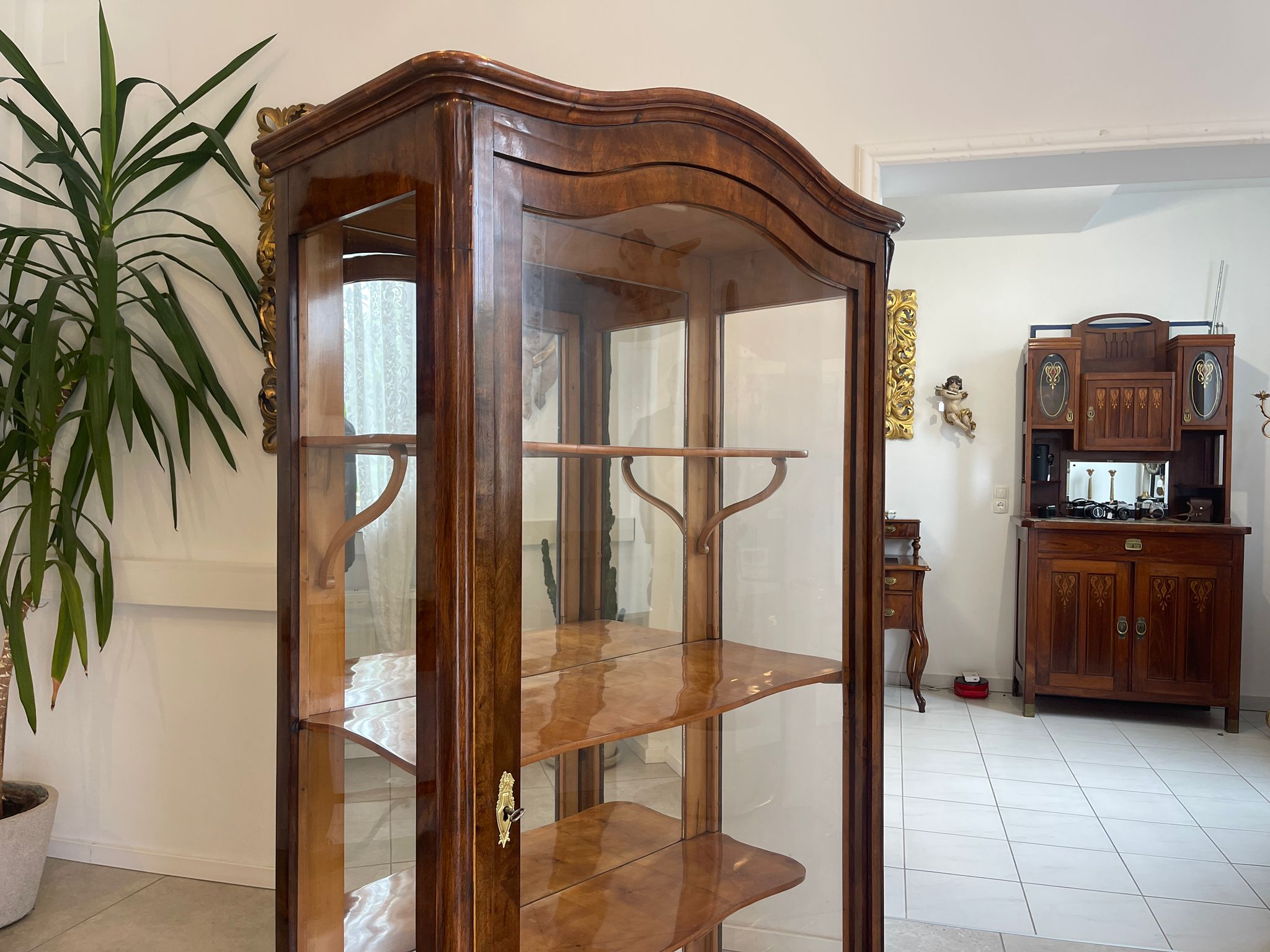 Restaurierte Biedermeier Vitrinenschrank Glasschrank Nussholz Antiquität G1615