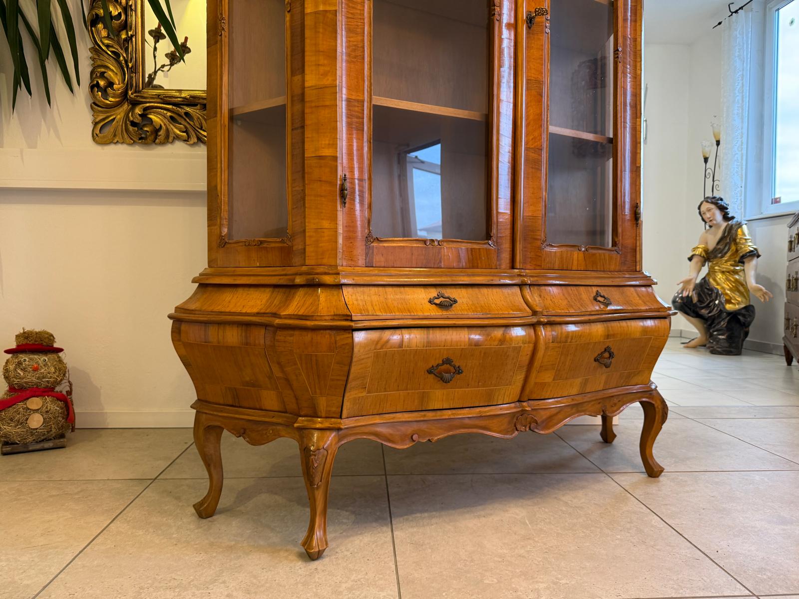 Barockstil Vitrine Intarsiert Nussholz Bücherschrank Stilschrank G2304