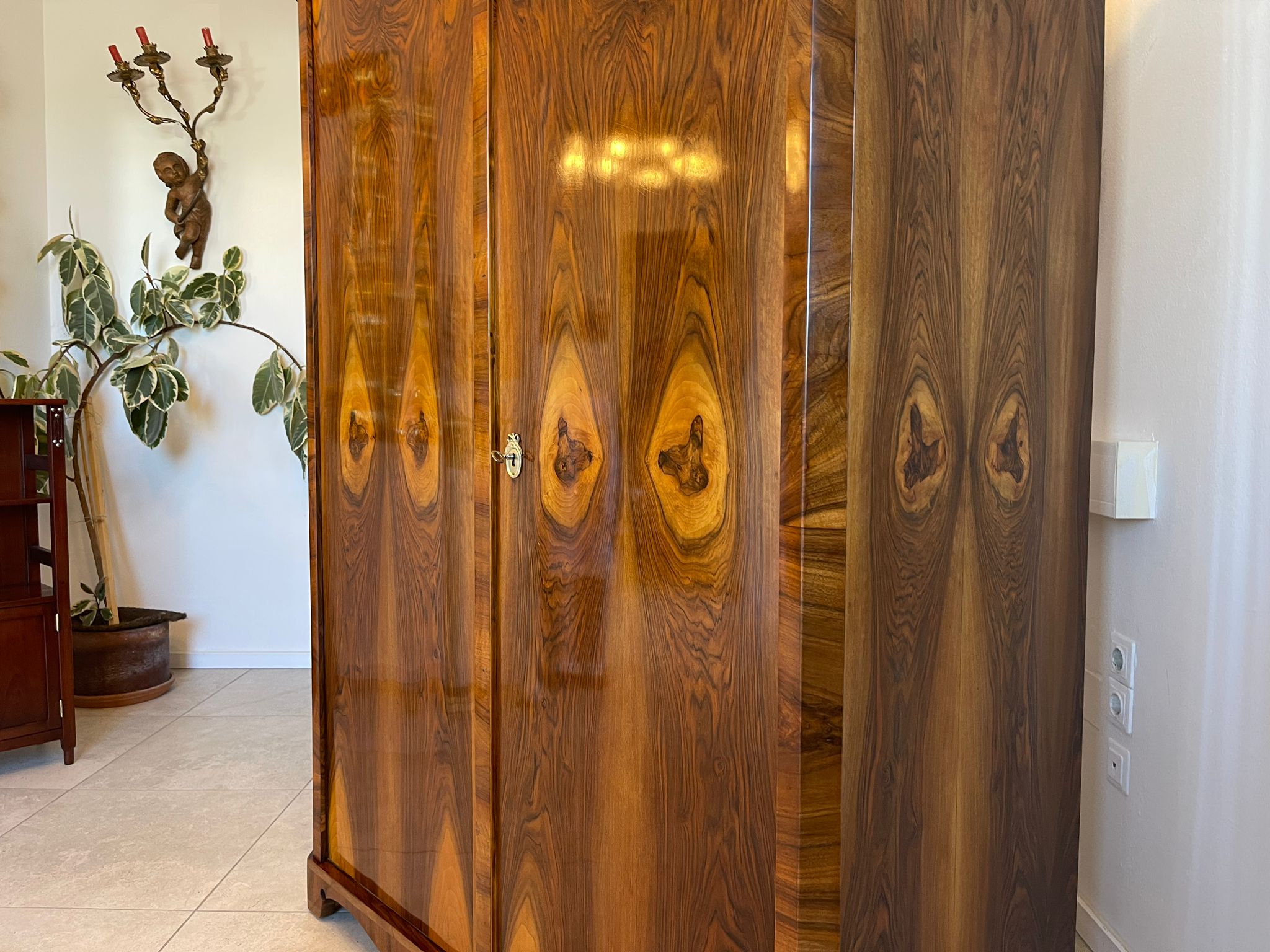 84d86df2-a070-490f-93a9-5258f88ab5de Restaurierter Biedermeier Schrank Garderobe mit Nussbaumfurnier A5050