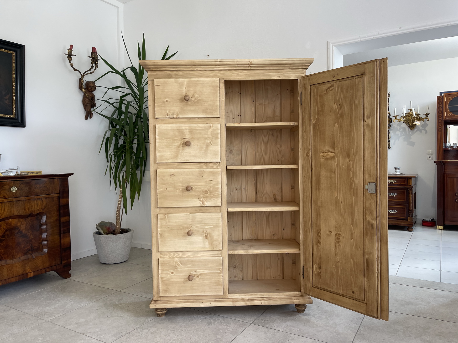 Antiker Brotschrank Almerschrank aus Weichholz mit Patina - Speiskasten A4389