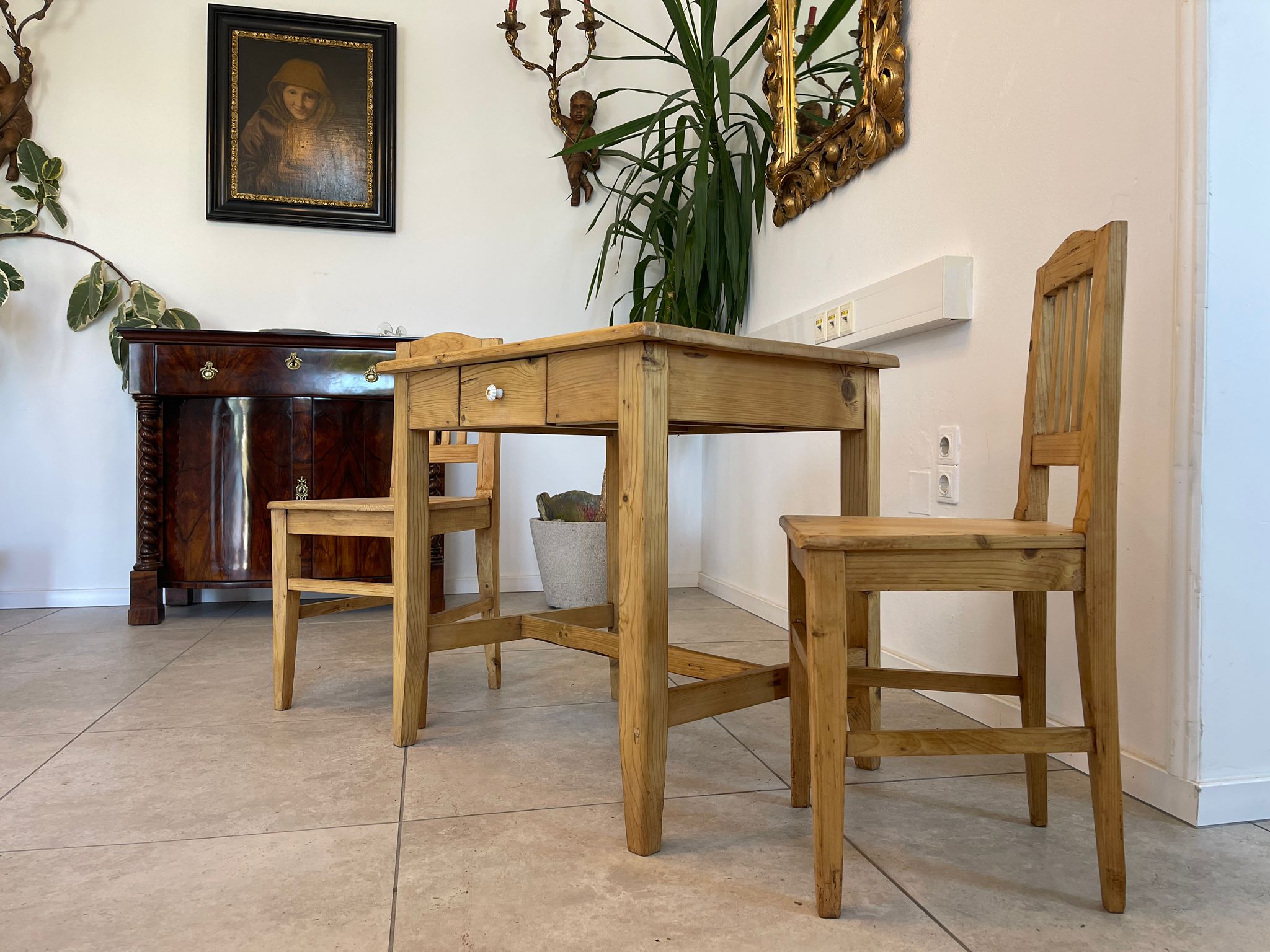 b1e9f6a6-7249-4f18-8eca-71ffe182e7ad Kinderschreibtisch Naturholz mit 2 Sesseln, restauriert, A4901
