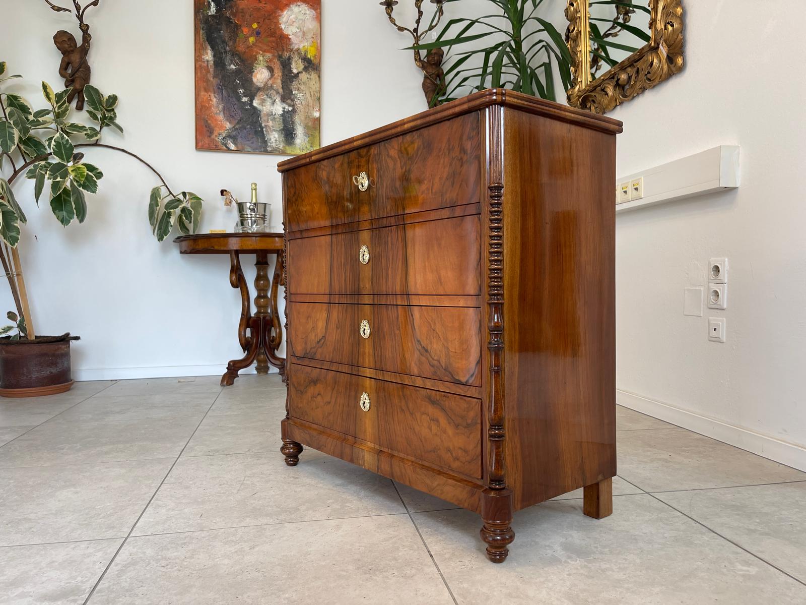 Restaurierte Nussholzfurnierte Spät Biedermeier Kommode Antiquität G1744