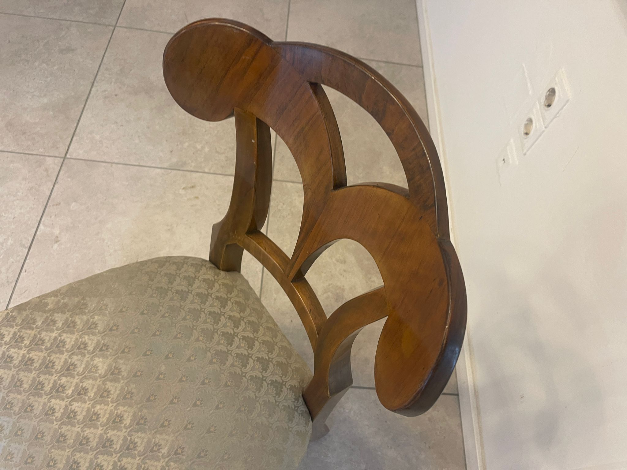 90923b6a-e900-42e2-87e4-6d175be0c1a9 Biedermeier Sessel Antik aus Nussholz mit Floralem Rücken A4997