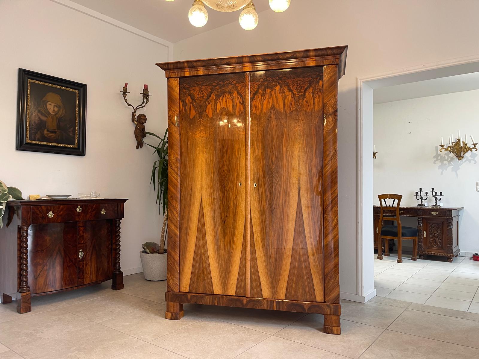 229cd502-a3d1-482e-b7c8-1b8bb8544307 Restaurierter Biedermeier Schrank mit Nussholz-Furnier und Kleiderstange A4934
