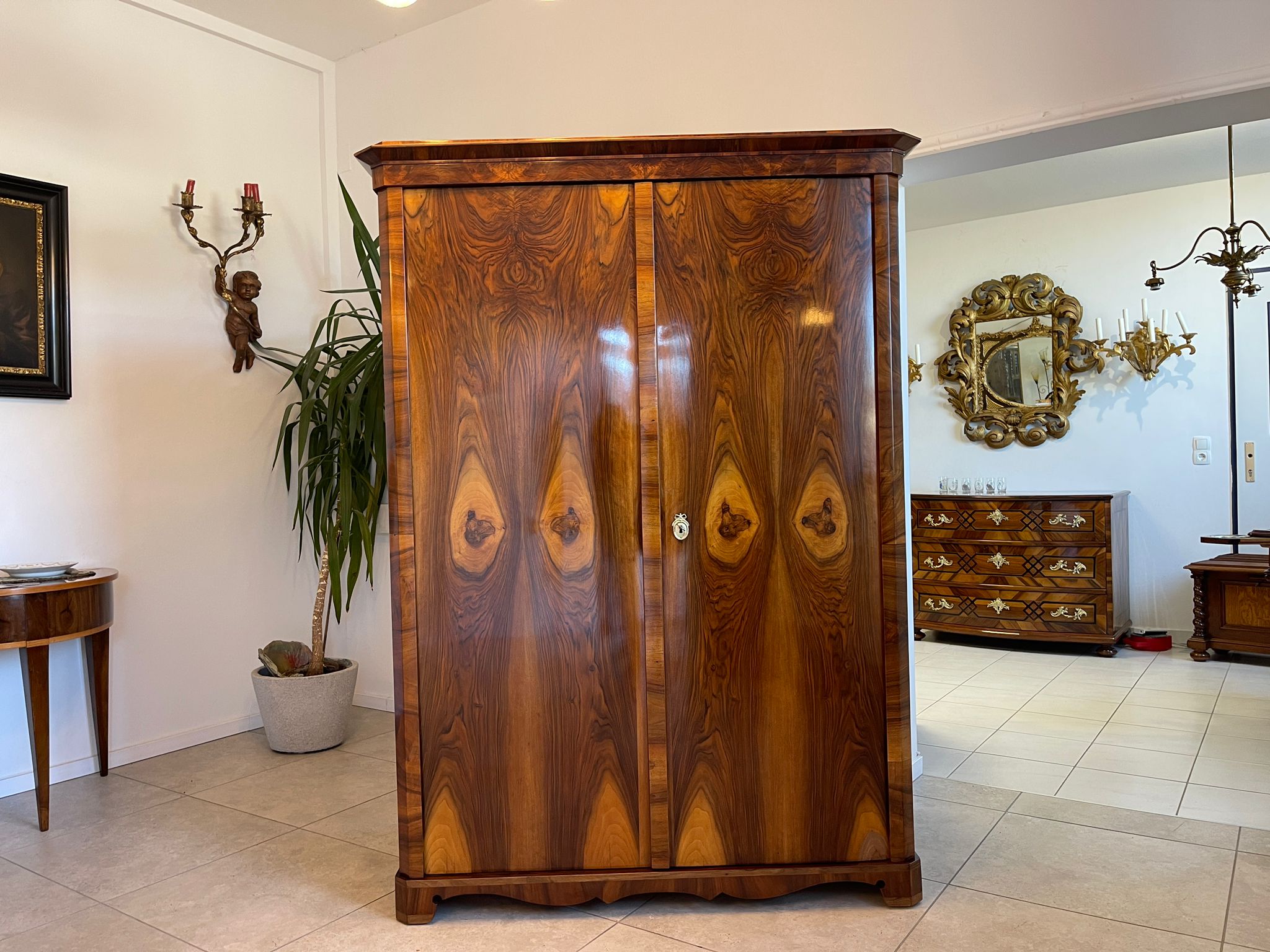 b00329c3-e095-4867-b14a-fac865d9aea0 Restaurierter Biedermeier Schrank Garderobe mit Nussbaumfurnier A5050