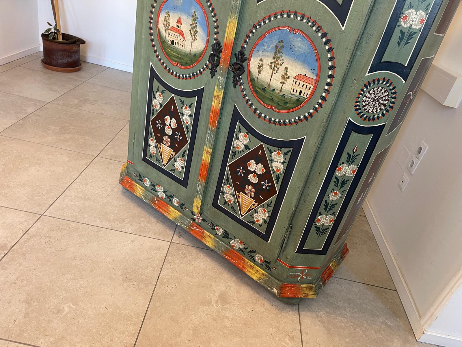 Handbemalter Bauernschrank mit Blumendekor, antiker Bauernkasten G1306