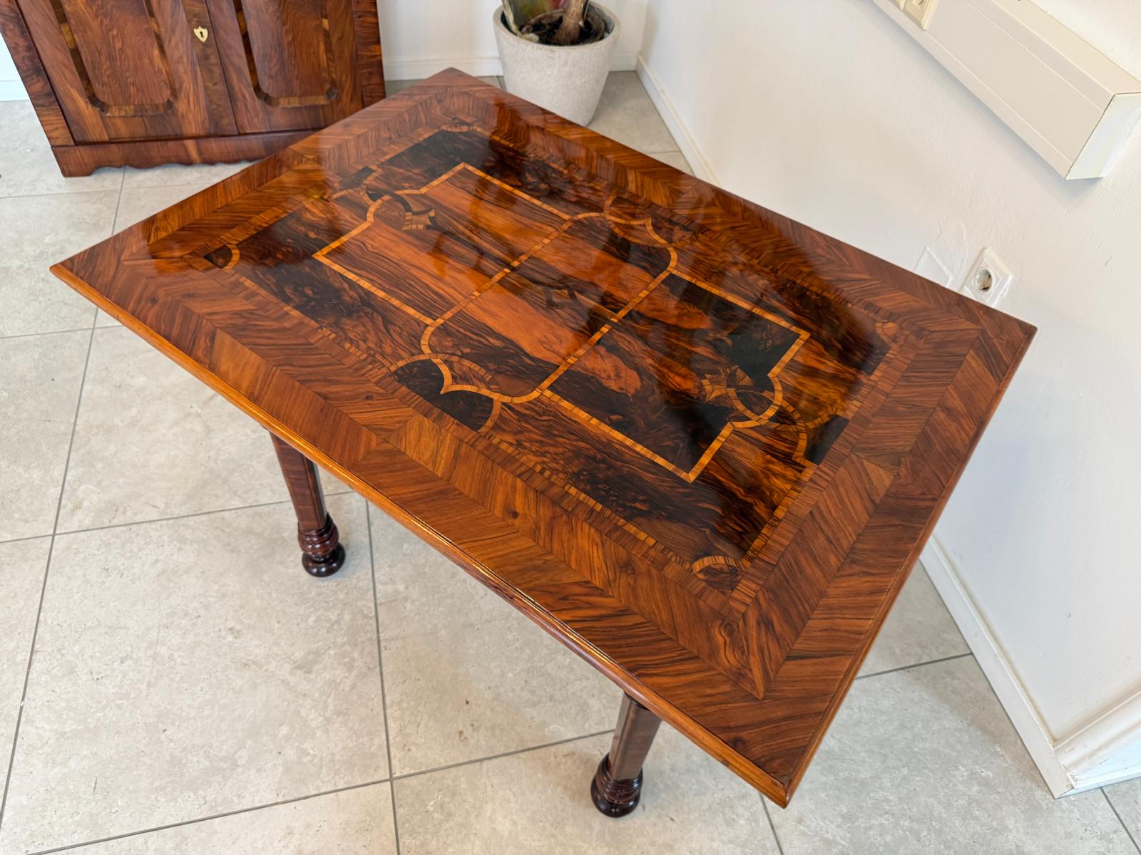 Restaurierter Barock Tisch Nussfurniert Marketiert Anquität G1834-1