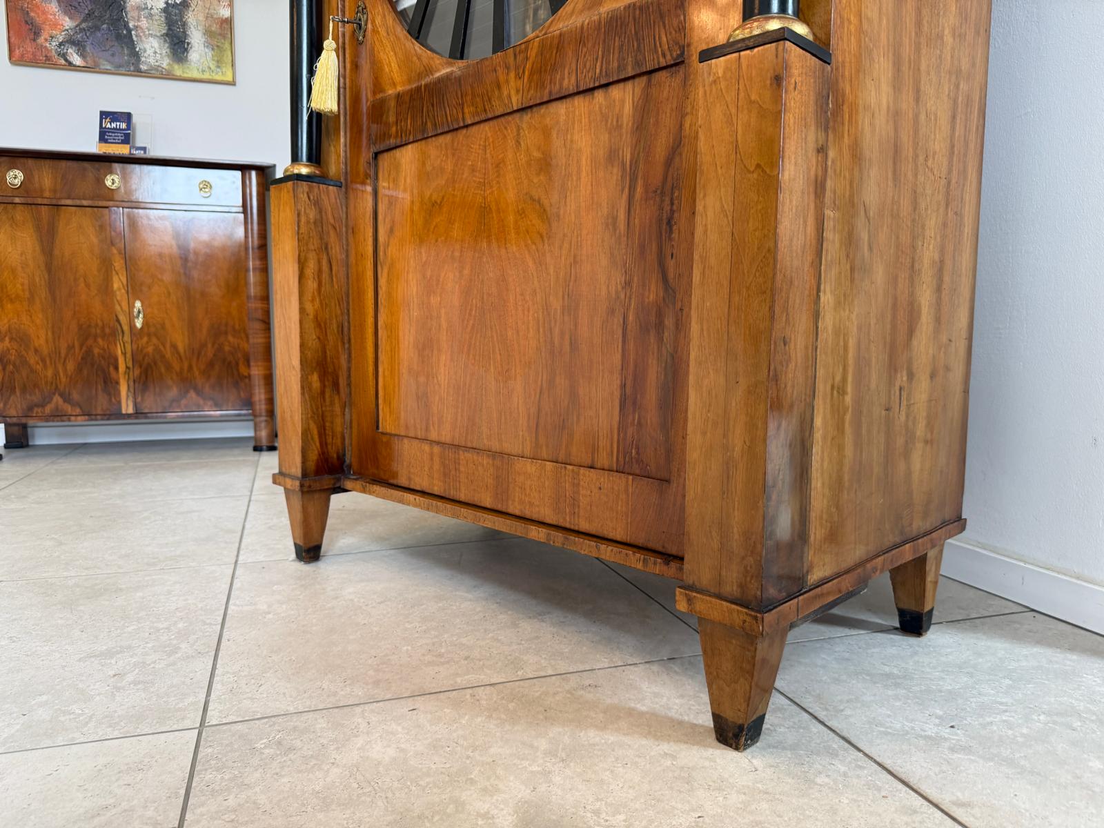 Empire Vitrine Sonnenvitrine Bücherschrank Bibliotheksschrank Nussholz D2355