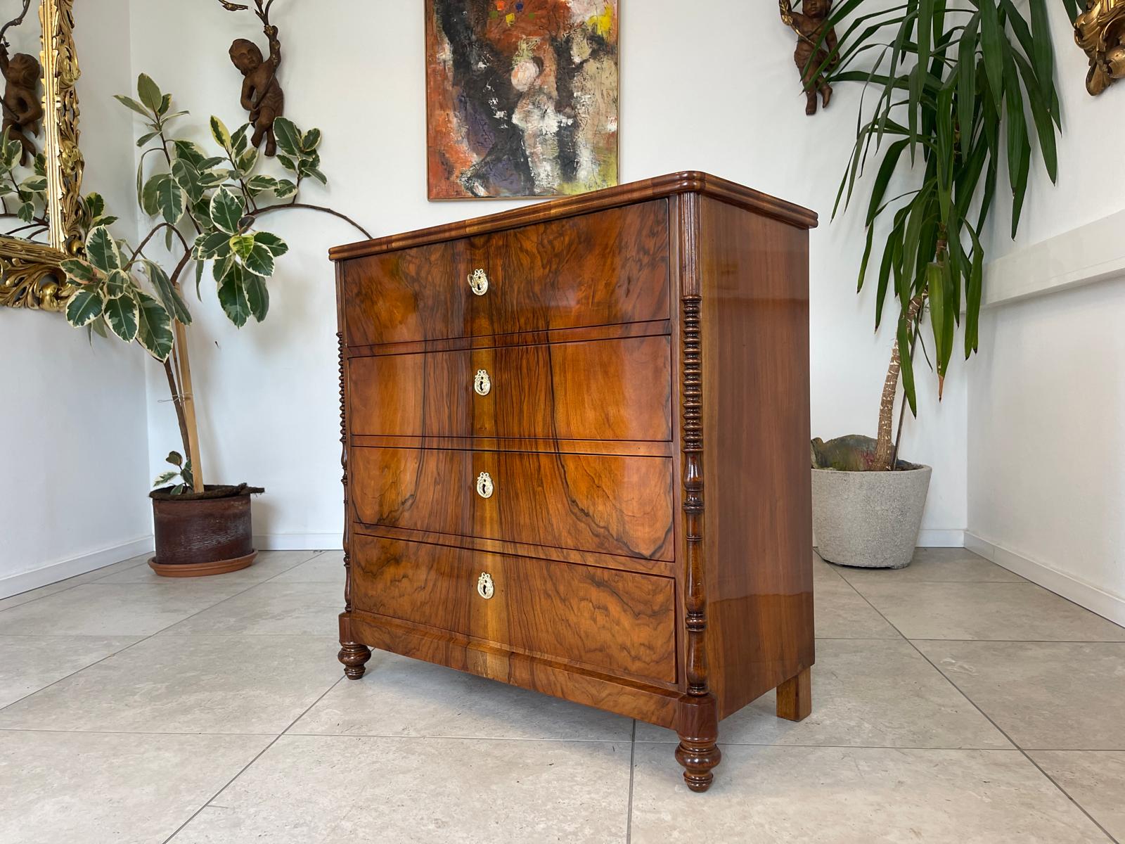 Restaurierte Nussholzfurnierte Spät Biedermeier Kommode Antiquität G1744
