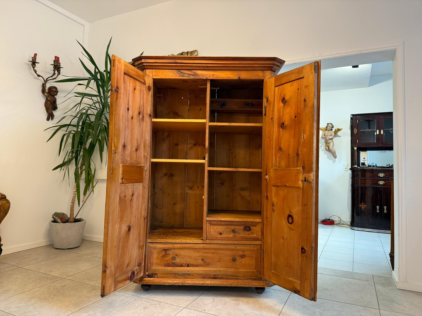 Antiker Zirbenholz Kasten Schrank Kleiderkasten Antik Feuerschrank D1158