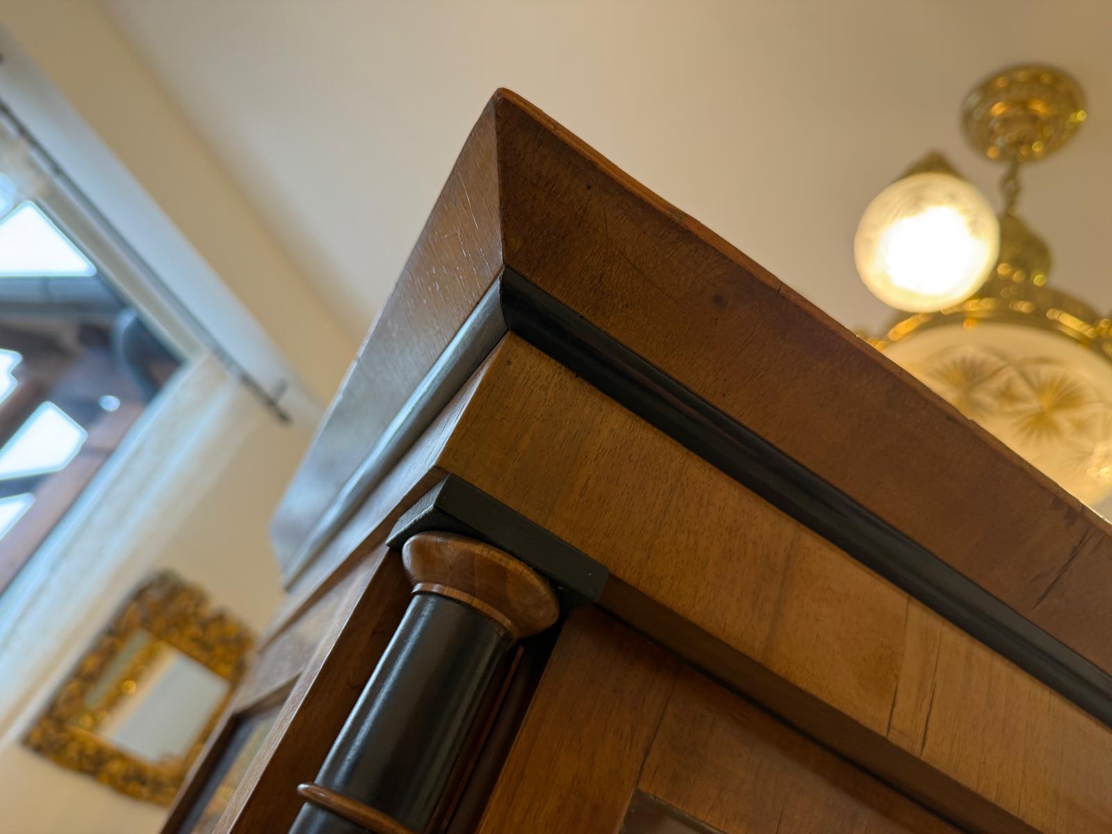 Originale Biedermeier Vitrine Bücherschrank Säulenvitrine Nussholz D1037