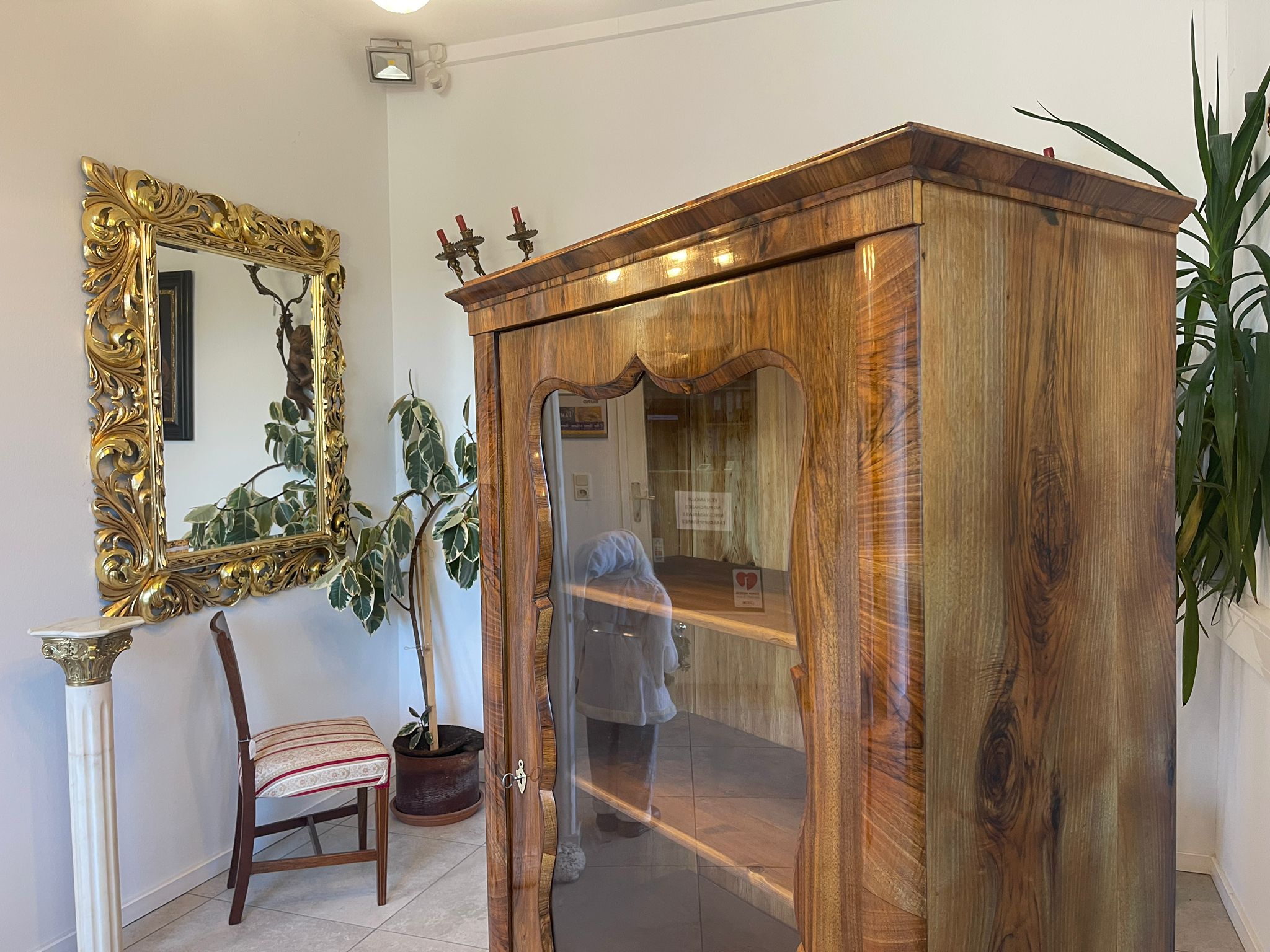 e56034eb-e626-4f2e-9440-3f2d034eab77 SALE Biedermeier Vitrine Bücherschrank Sammlervitrine, Nussholz A5102