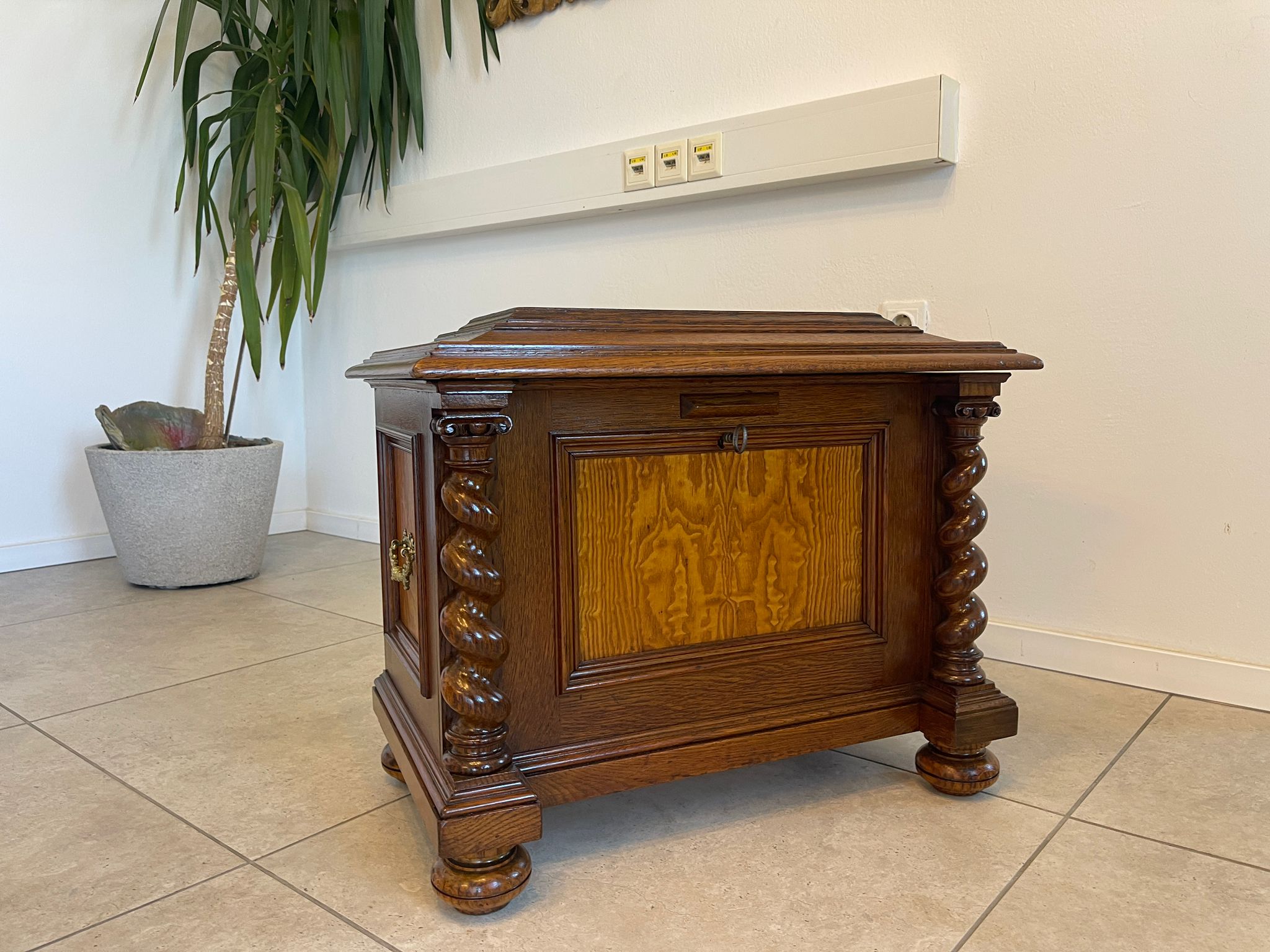 767de6f9-d437-45e2-86f6-95762fab24db Sale Restaurierte Barock Truhe Schmuckkasette Eichenholz Hartholz A5047