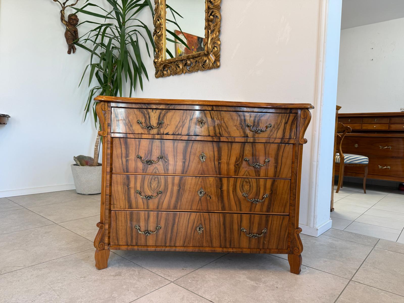 Originaler Nussholzfurnierte Spät Biedermeier Kommode G1788