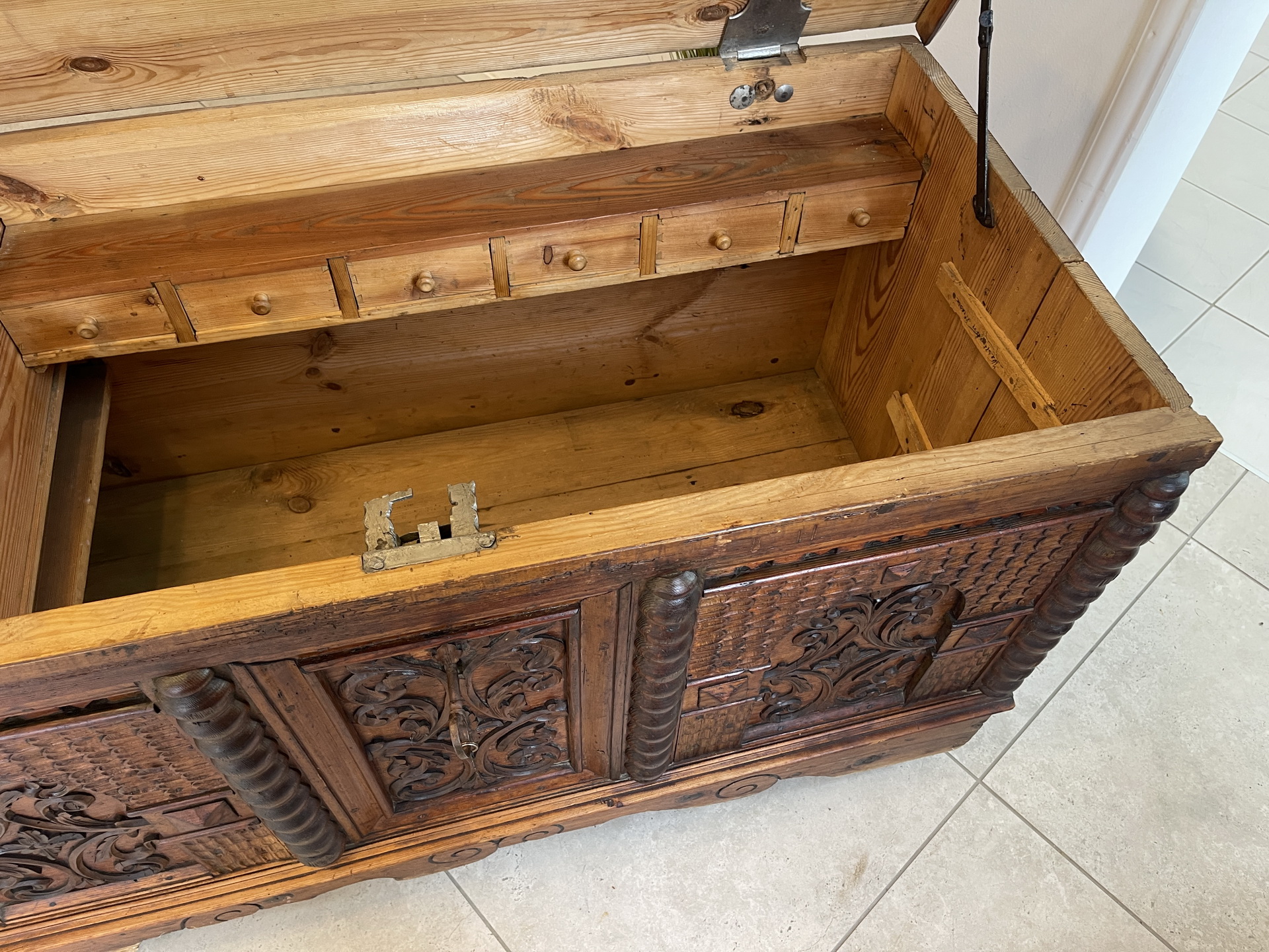 Barock-Biedermeier-128 Originale Barock Truhe Beschnitzt Naturholz A4190