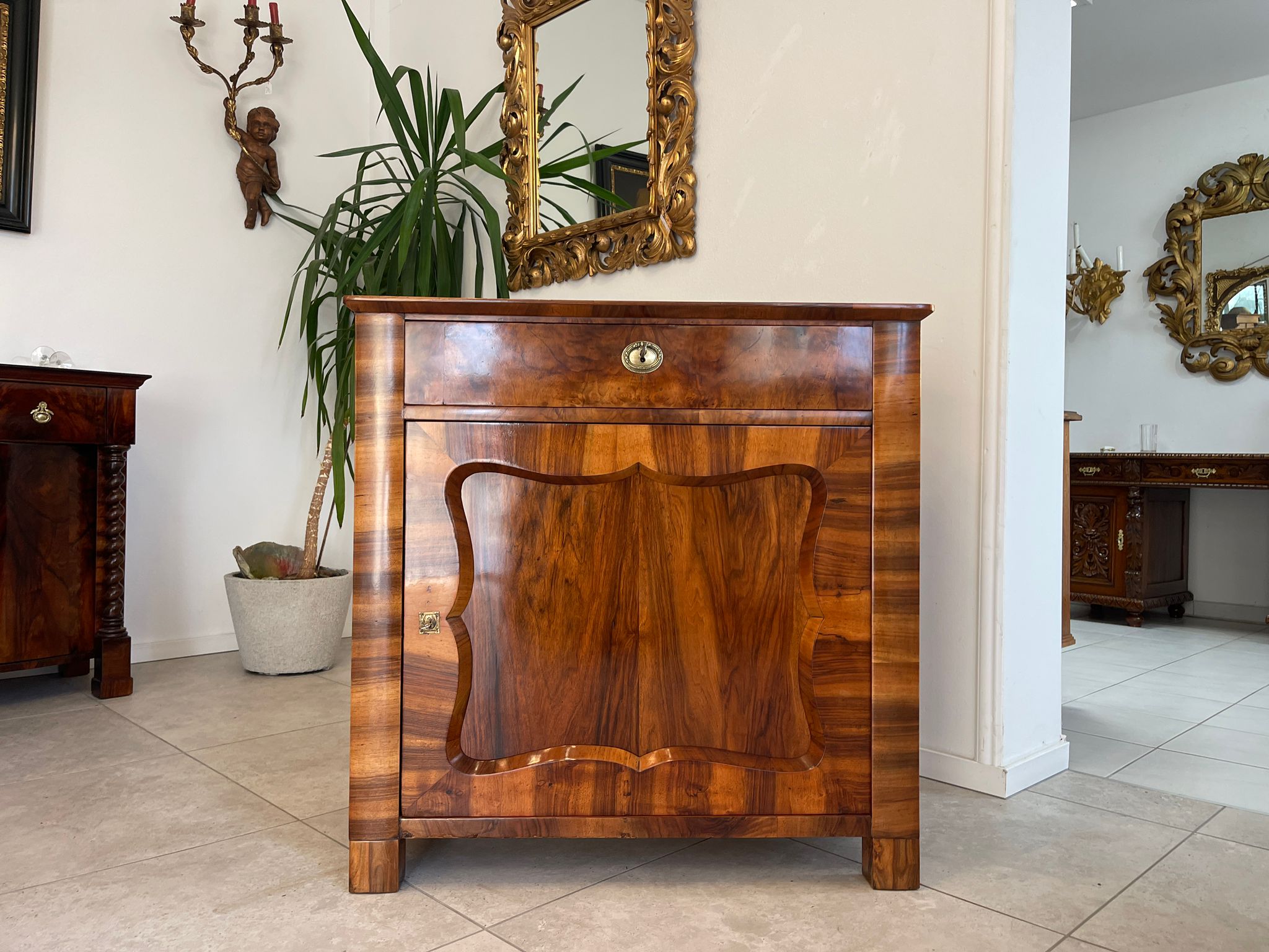 d5b2e933-25ab-49ed-9501-9110bb664bed Oriiginales Biedermeier Trumeau Anrichte A4989