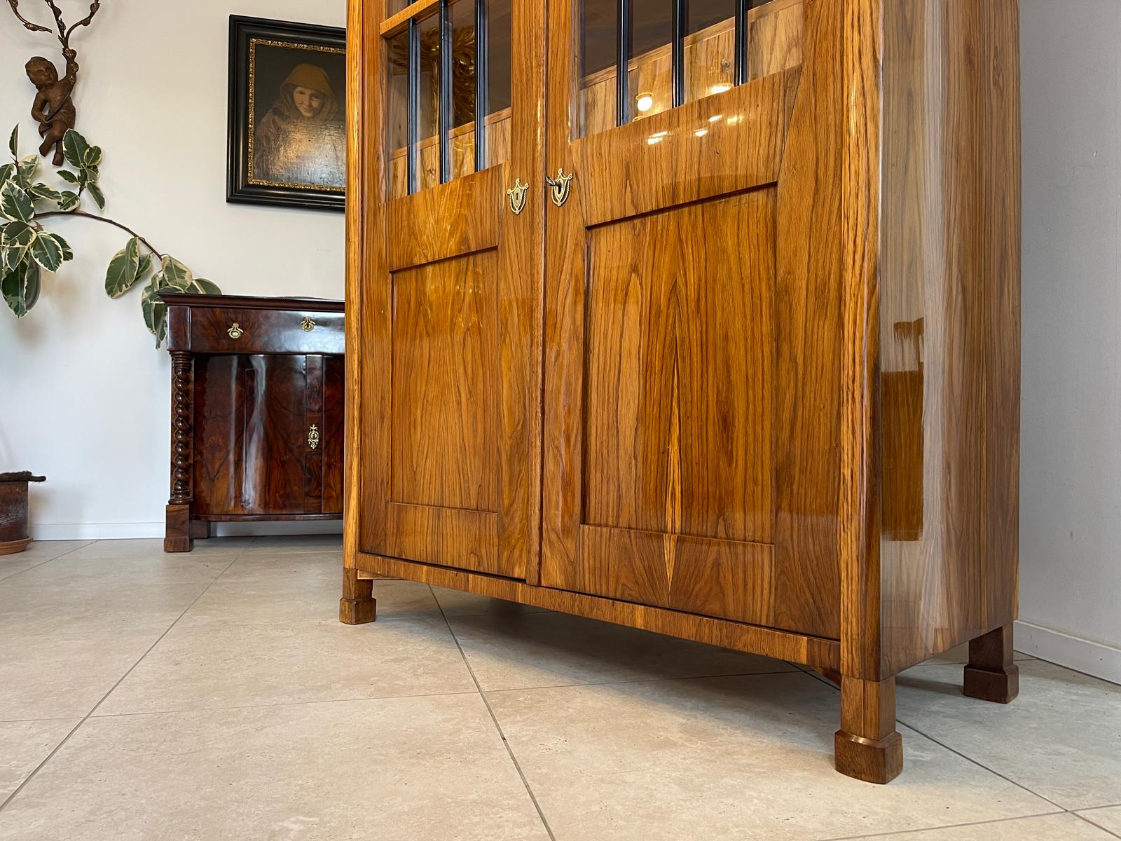 b88f1e72-8d0c-42ed-8c1b-0a07d6968144 Antiquität Sale Biedermeier Vitrine Bücherschrank Nussholz Antiquität A4932