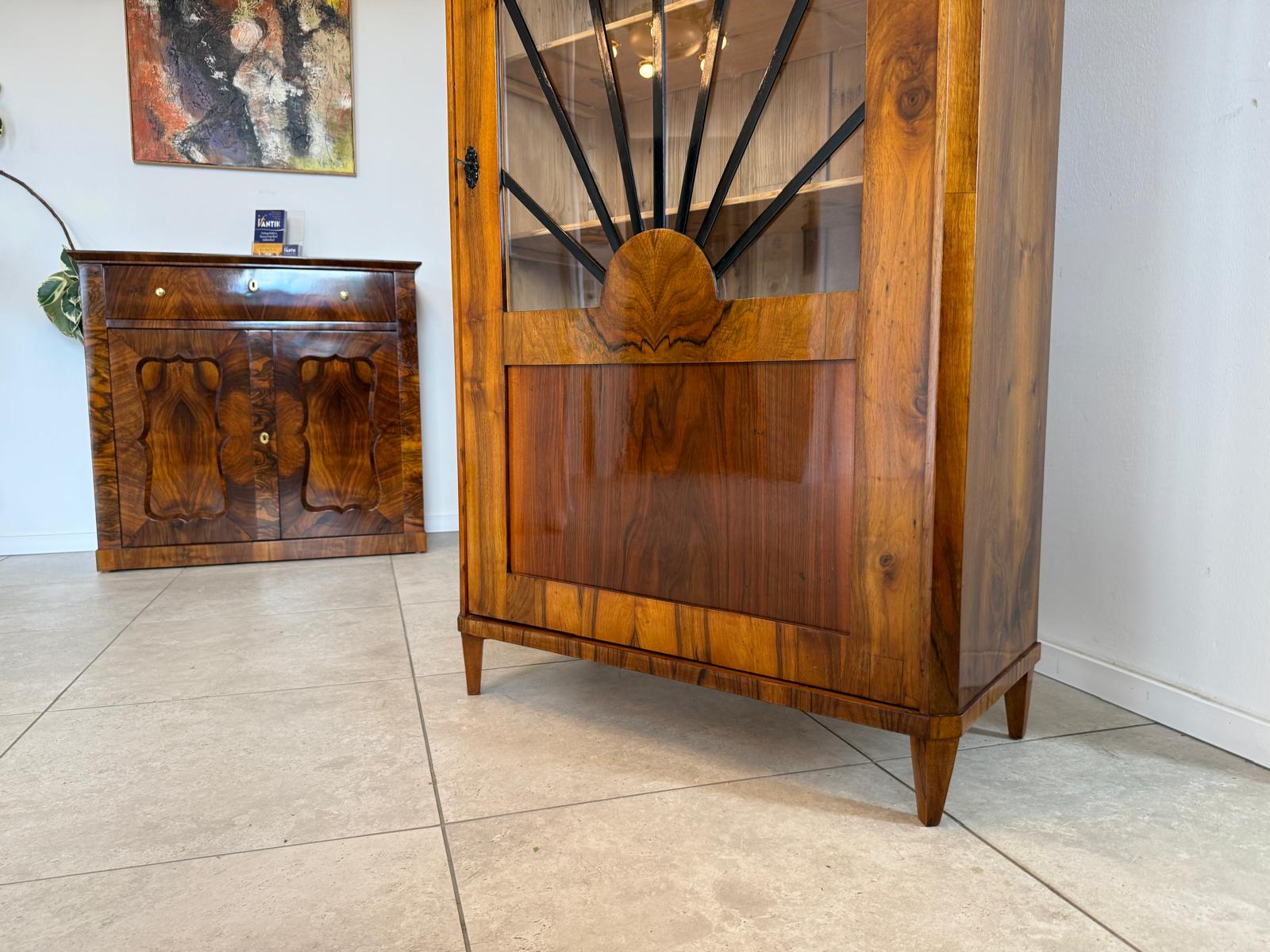 Sale Biedermeier Vitrine Sonnenvitrine Bücherschrank Bibliotheksschrank Nussholz D2477