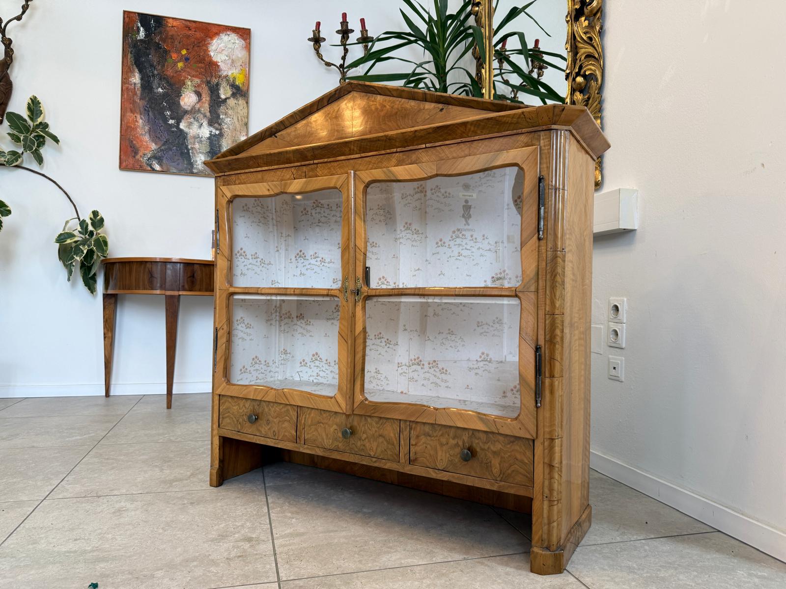 Originaler josefinischer Vitrinenaufsatz Wandboard D1008