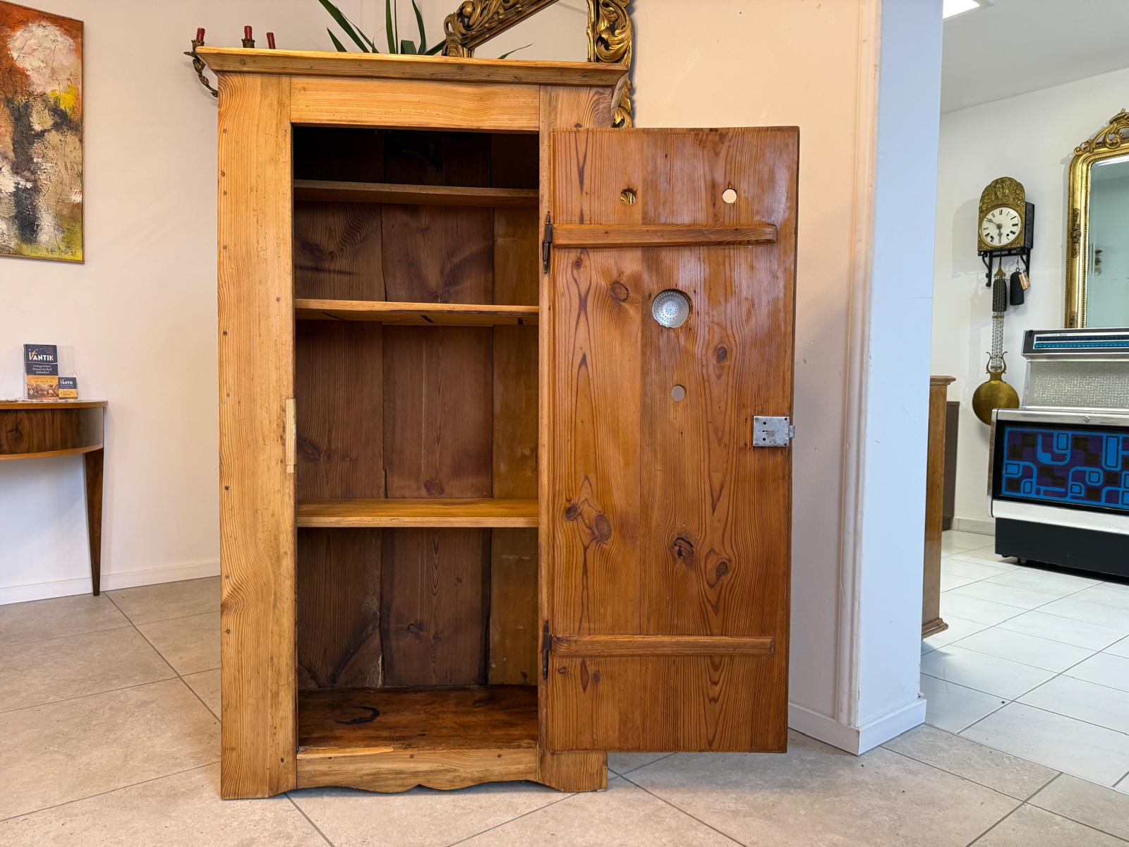 Uriger Brotschrank Biedermeier Almerschrank Vorratsschrank Bauernkasten D1052-1