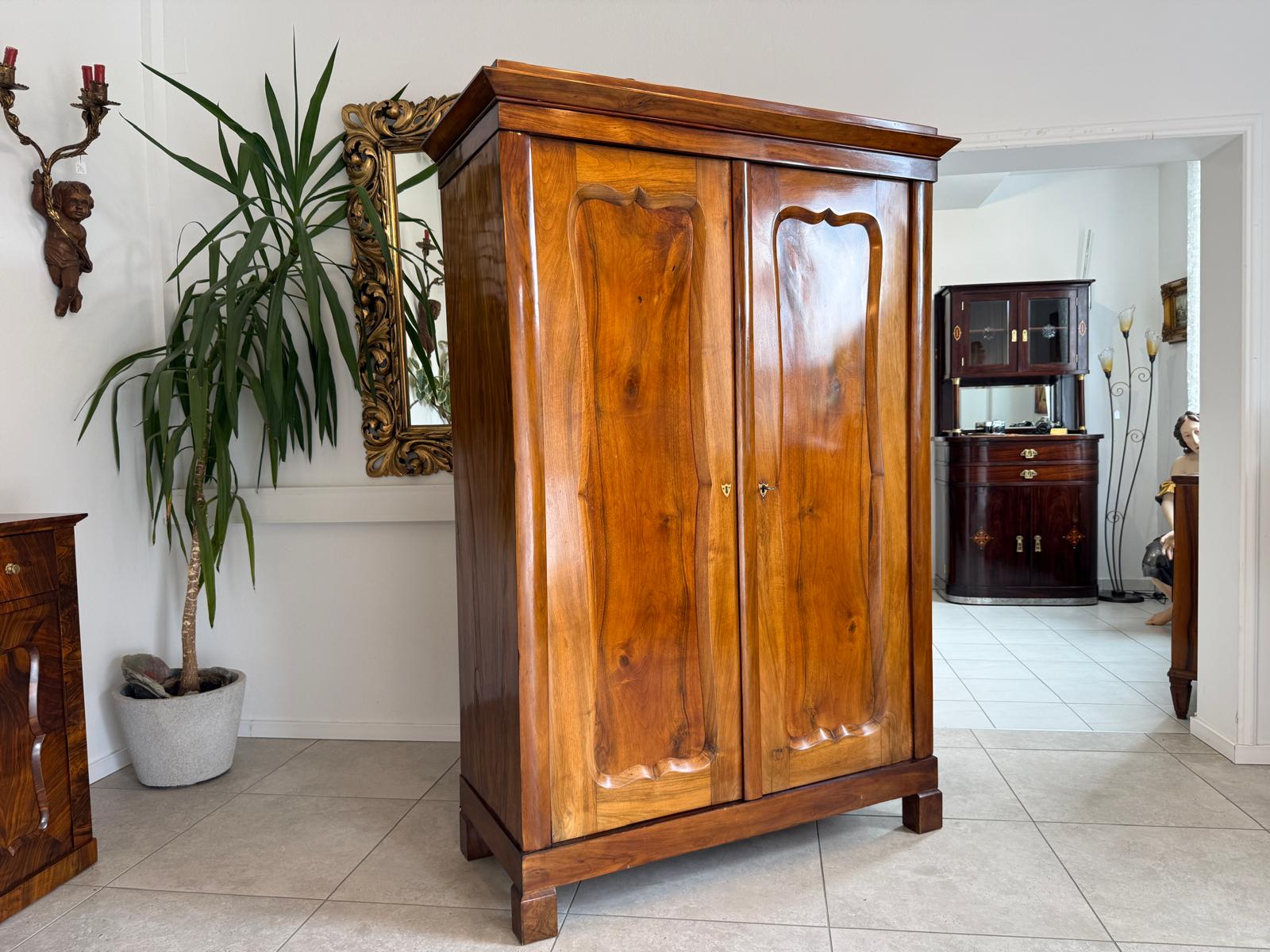 Originaler Biedermeier Schrank mit Nussholz-Furnier Kleiderstange D2467
