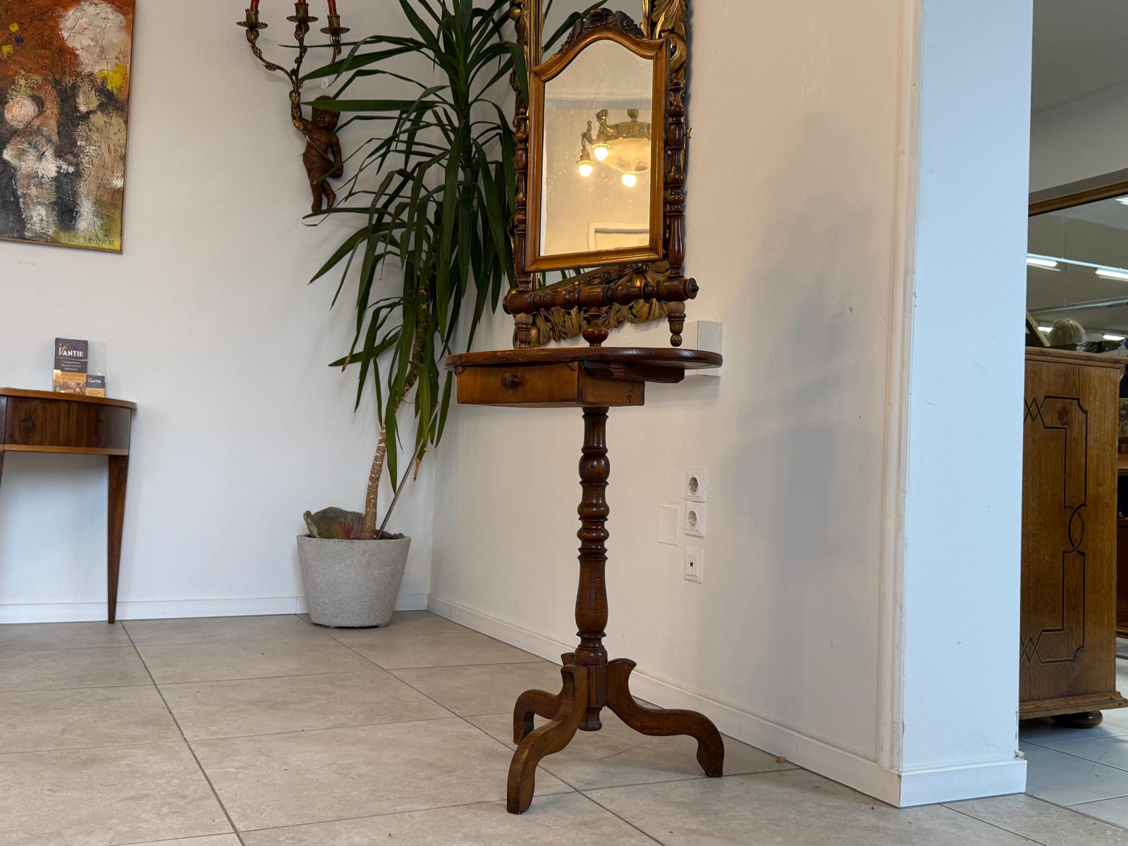 Originales Gründerzeit Schminktischerl Nussholz Antiquität aus Österreich D1056