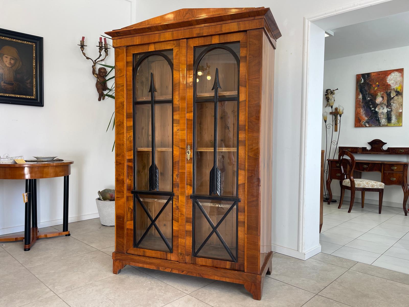Altrestaurierte Biedermeier Vitrinenschrank Glasschrank Nussholz G1286