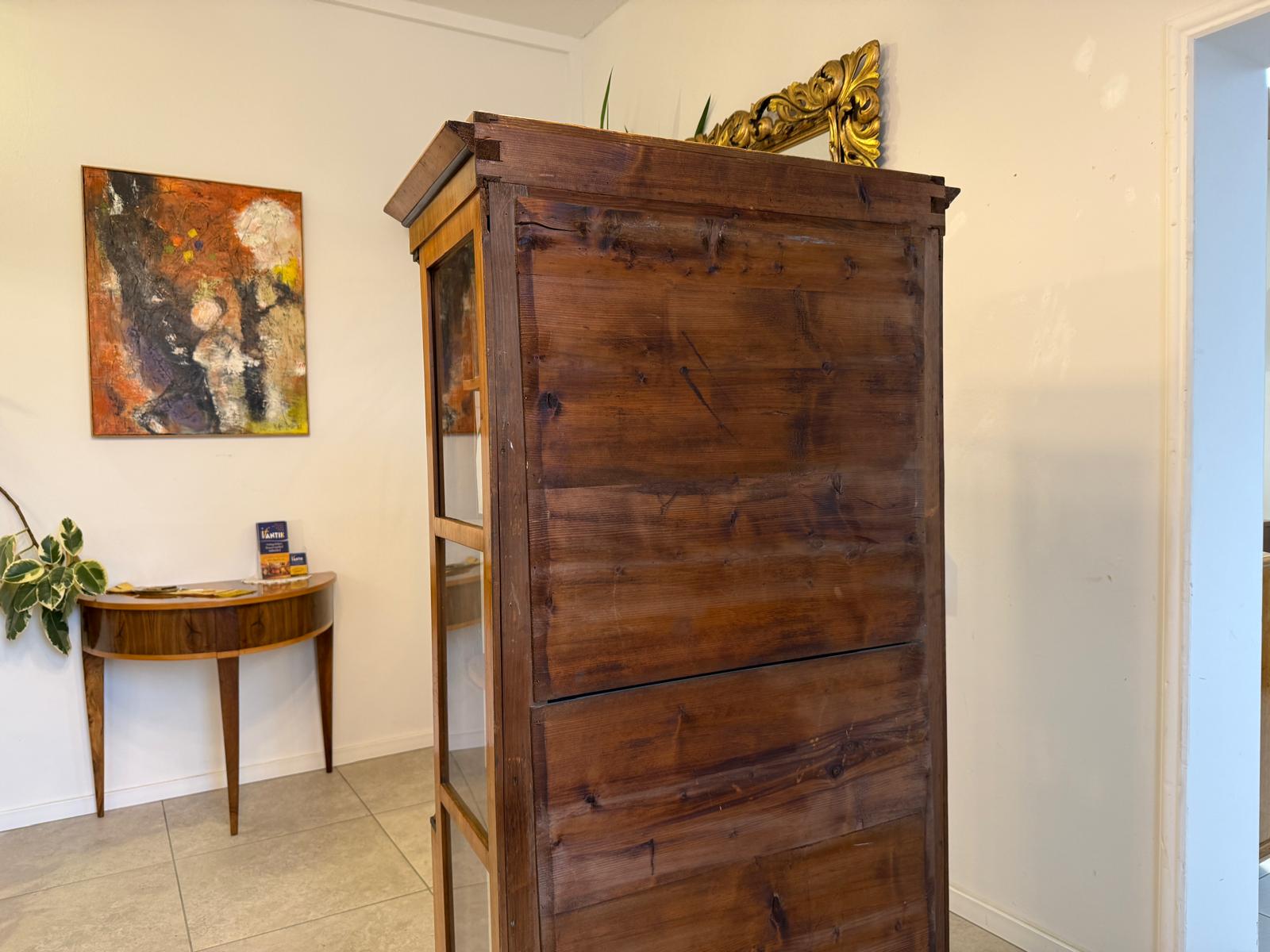 Originale Biedermeier Vitrine Bücherschrank Säulenvitrine Nussholz D1037