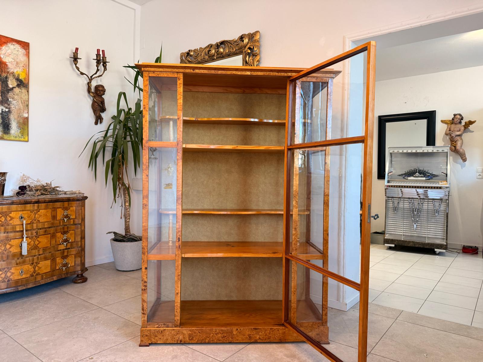Restaurierte Biedermeier Vitrinenschrank Glasschrank Pappelholz Antiquität D2768
