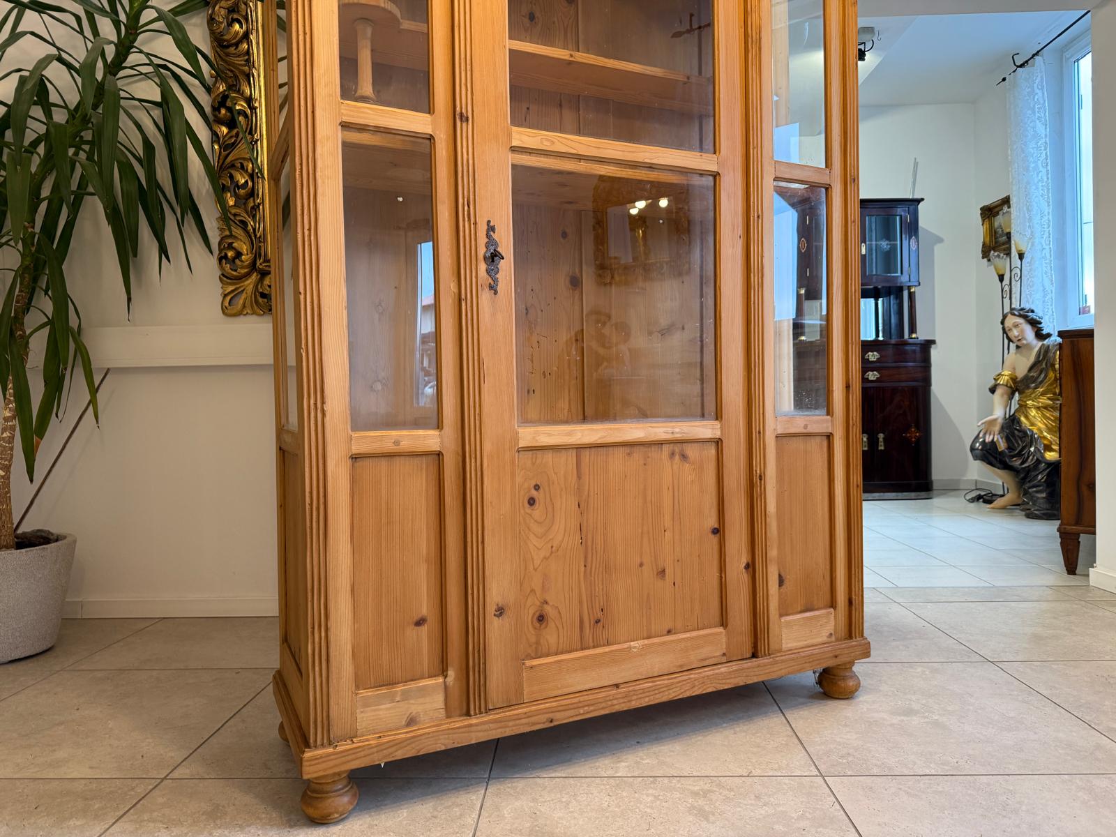 Bäuerliche Vitrine Bauernvitrine Bauernschrank Naturholz Weichholz Antik & Alt D1064