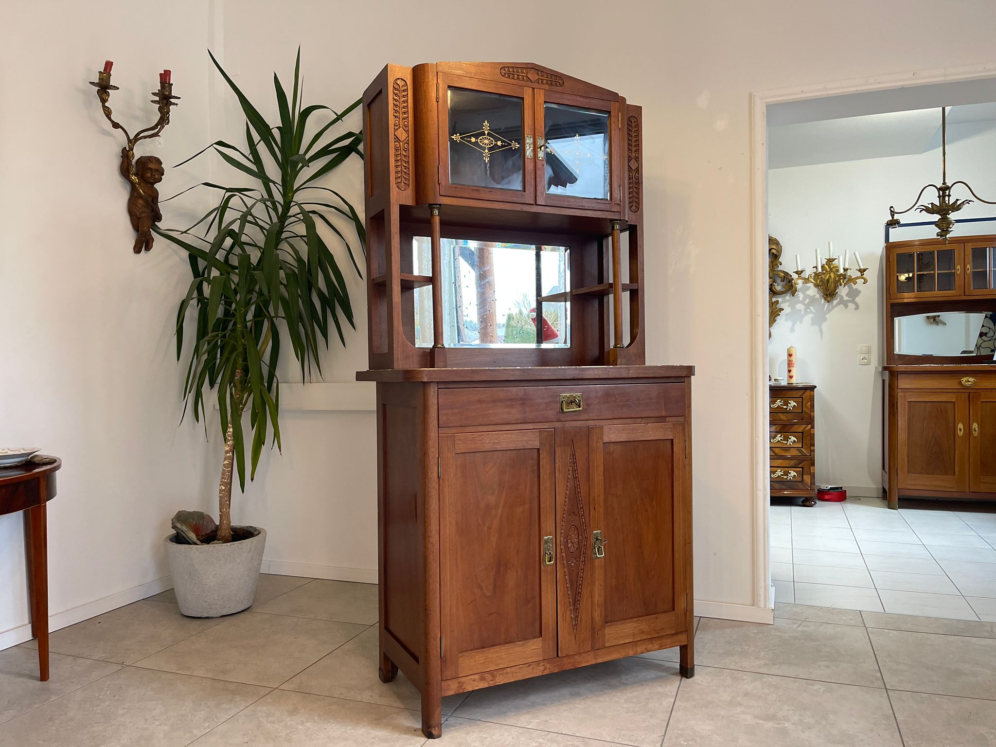 0a0159b4-898f-4997-9667-33956b14d79a Traum Jugendstil Kredenz Bücherschrank Beschnitzt A5098