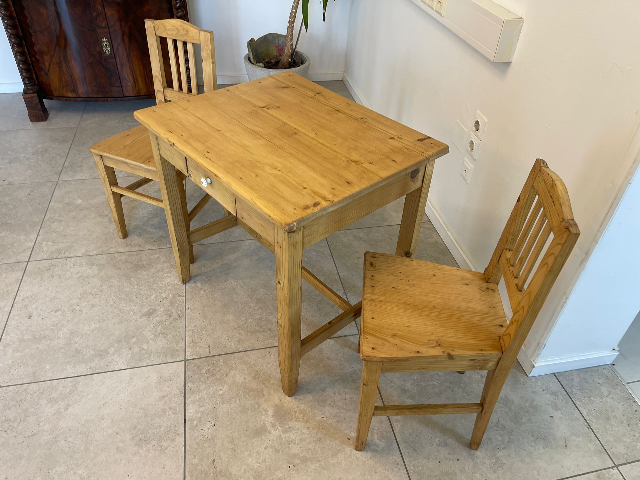 af0863d1-e214-4819-91d6-6b8a0b909108 Kinderschreibtisch Naturholz mit 2 Sesseln, restauriert, A4901