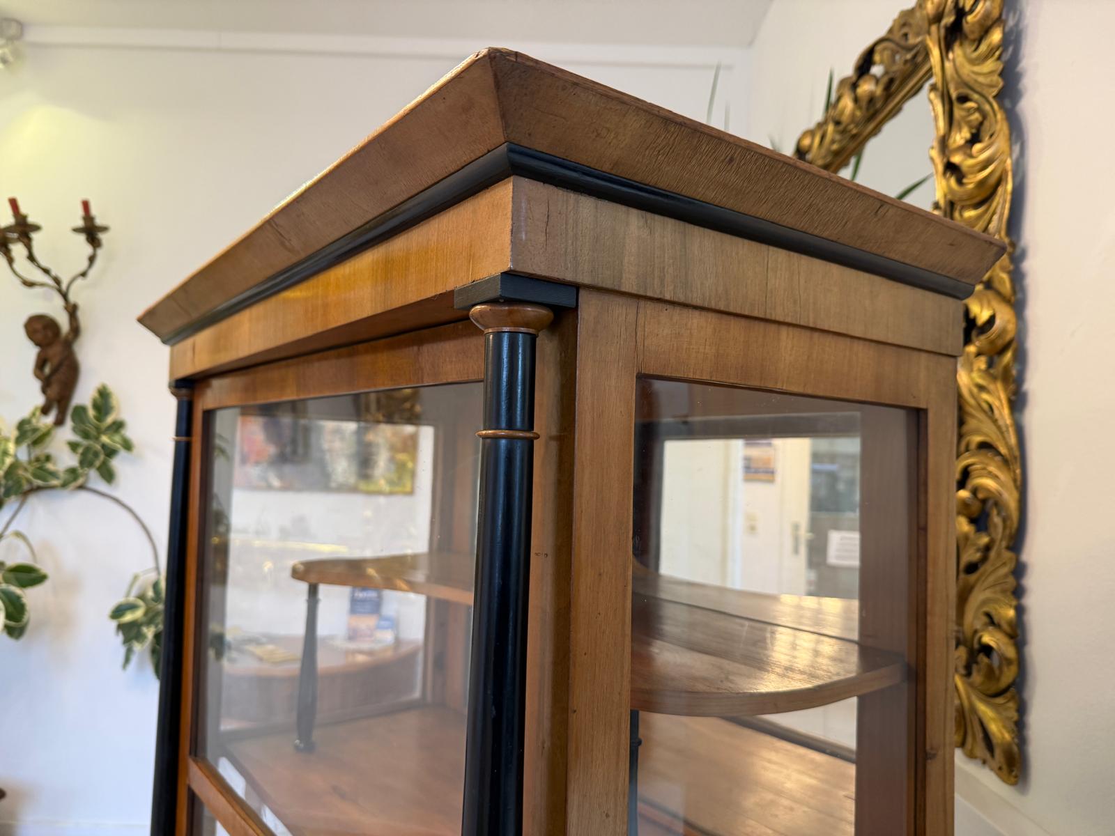 Originale Biedermeier Vitrine Bücherschrank Säulenvitrine Nussholz D1037