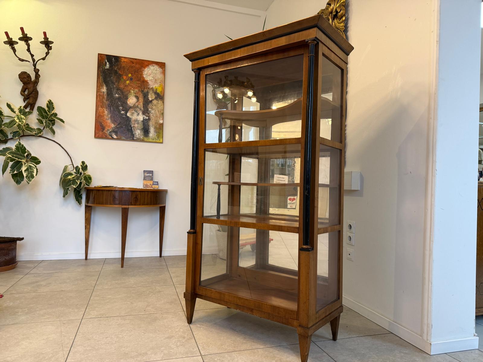 Originale Biedermeier Vitrine Bücherschrank Säulenvitrine Nussholz D1037