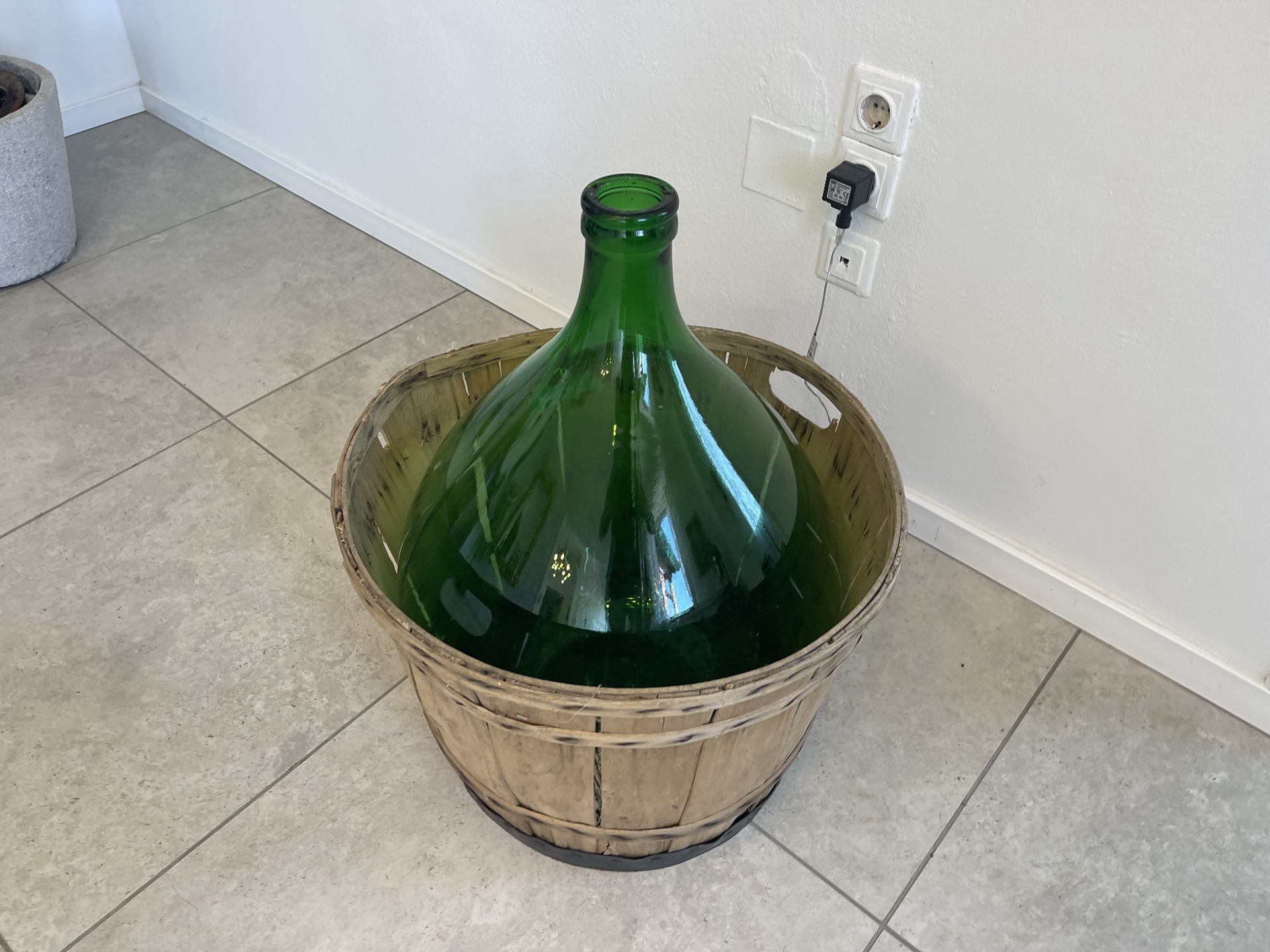 bauernstube_104j5w41Tc8SbA82 Alte Ballonflasche 25 Liter Gärballon mit Korb und Lufteinschlüssen B1737Fl