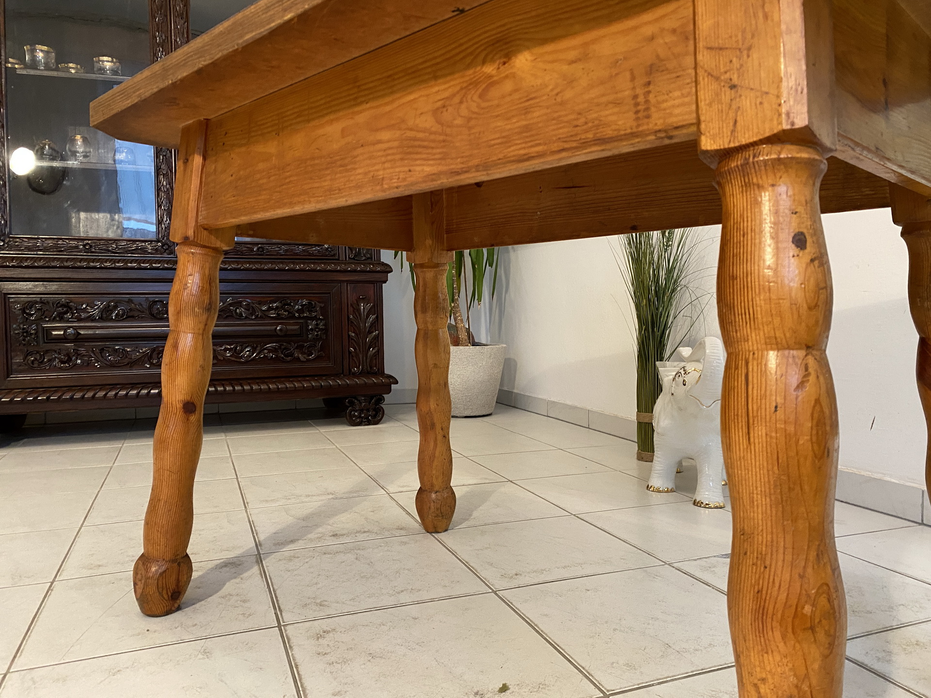 Alter uriger Bauerntisch aus Zirbenholz, stabil und pflegeleicht, A2586